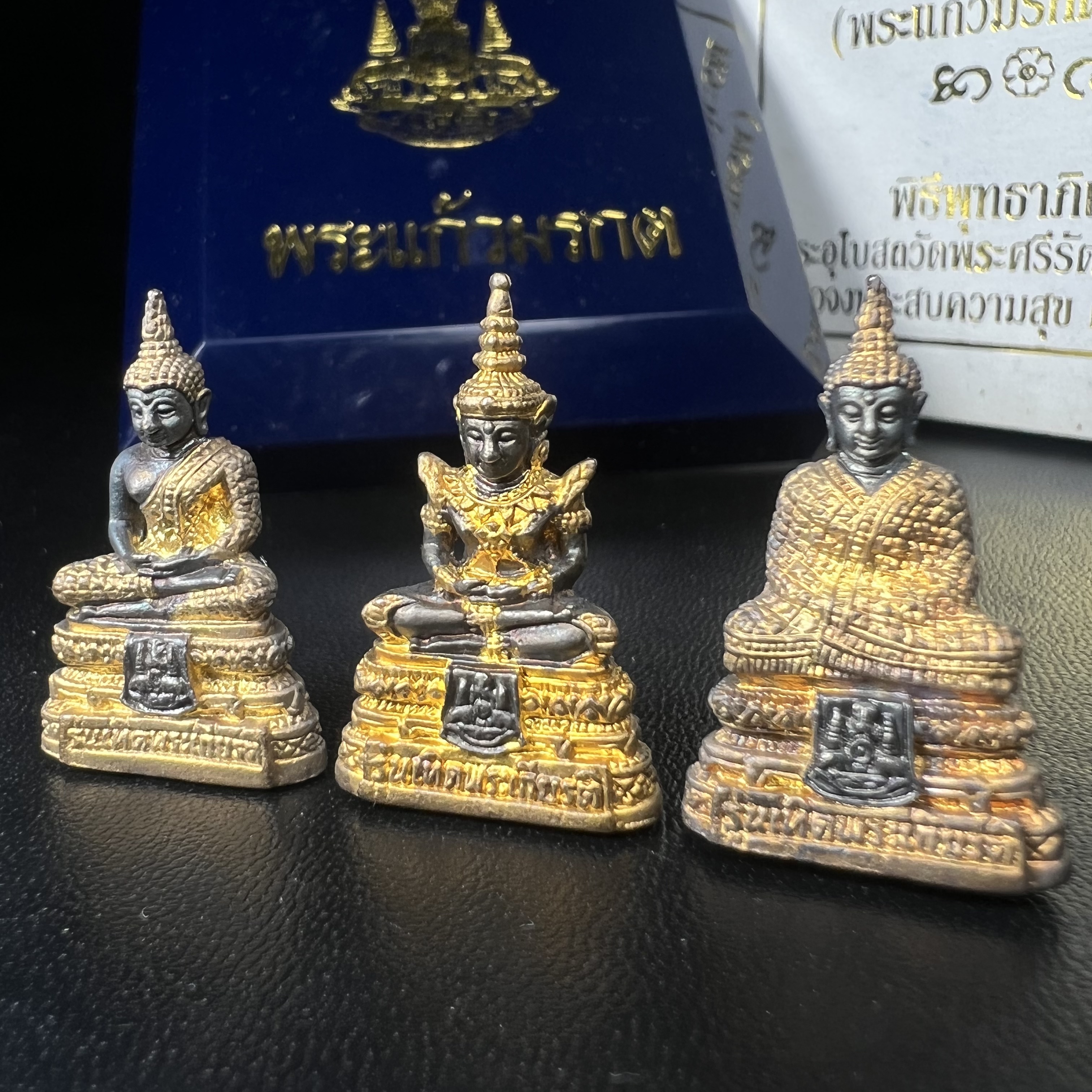 พระแก้วมรกต รุ่นเทิดพระเกียรติ พิธีมหาพุทธาภิเษก ณ.วัดพระศรีรัตนศาสดาราม วันเสาร์ห้าที่ 26 เม .ย. 2540 ชุด 3 ฤดู (1 ชุด 3 องค์)เนื้อสองกษัตริย์ ผิวเดิมครบชุดพร้อมกล่องบรรจุเดิม