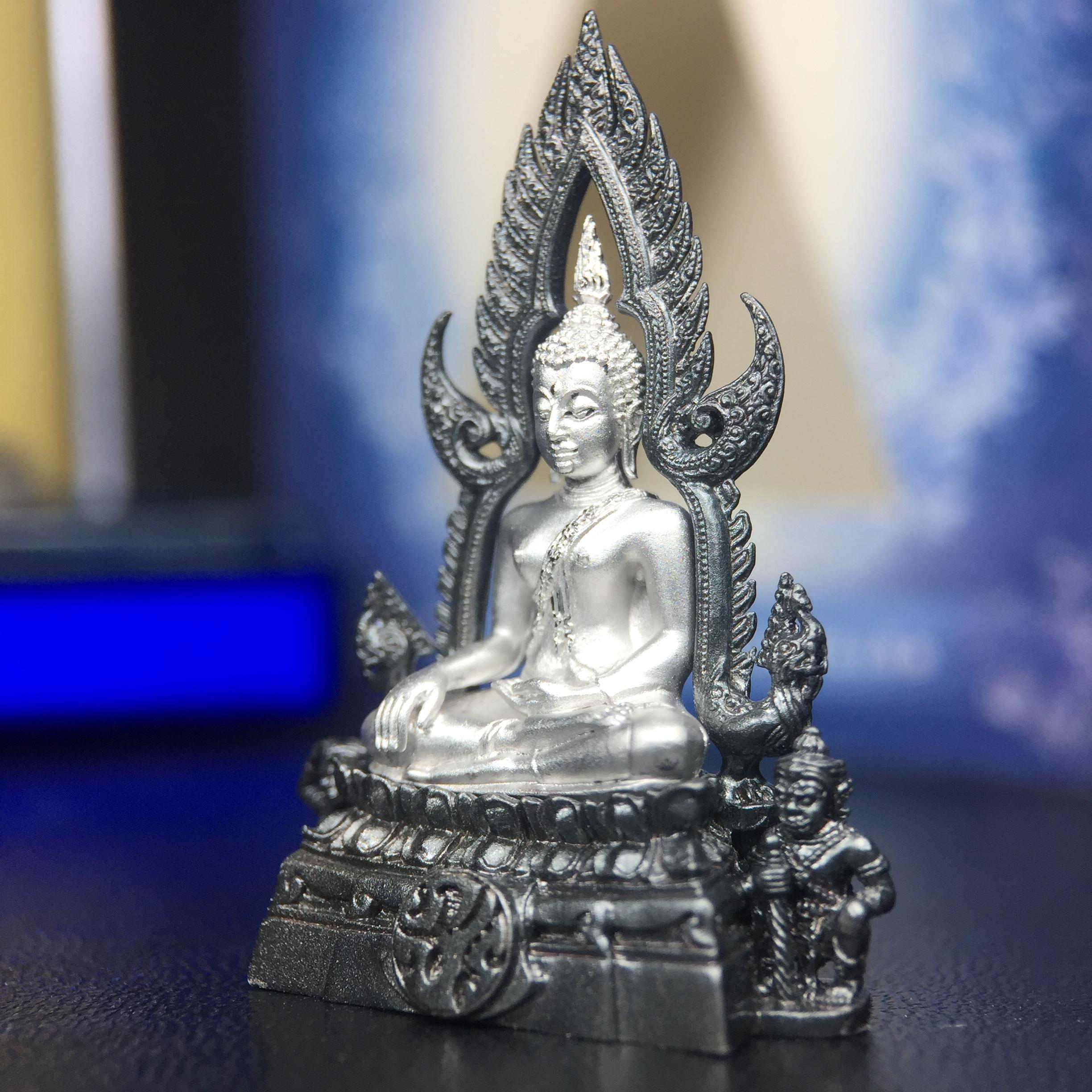 พระพุทธชินราช ภปร. โครงการ เพราะแผ่นดินนี้คือแผ่นดินเกิด เนื้อเงินชุบทองคำขาวซุ้มรมดำ ปี2551 ขนาดหน้าตัก1/2นิ้ว(3.5*2.5 ซม.) (สวยงามหายาก)1ใน 5000 องค์