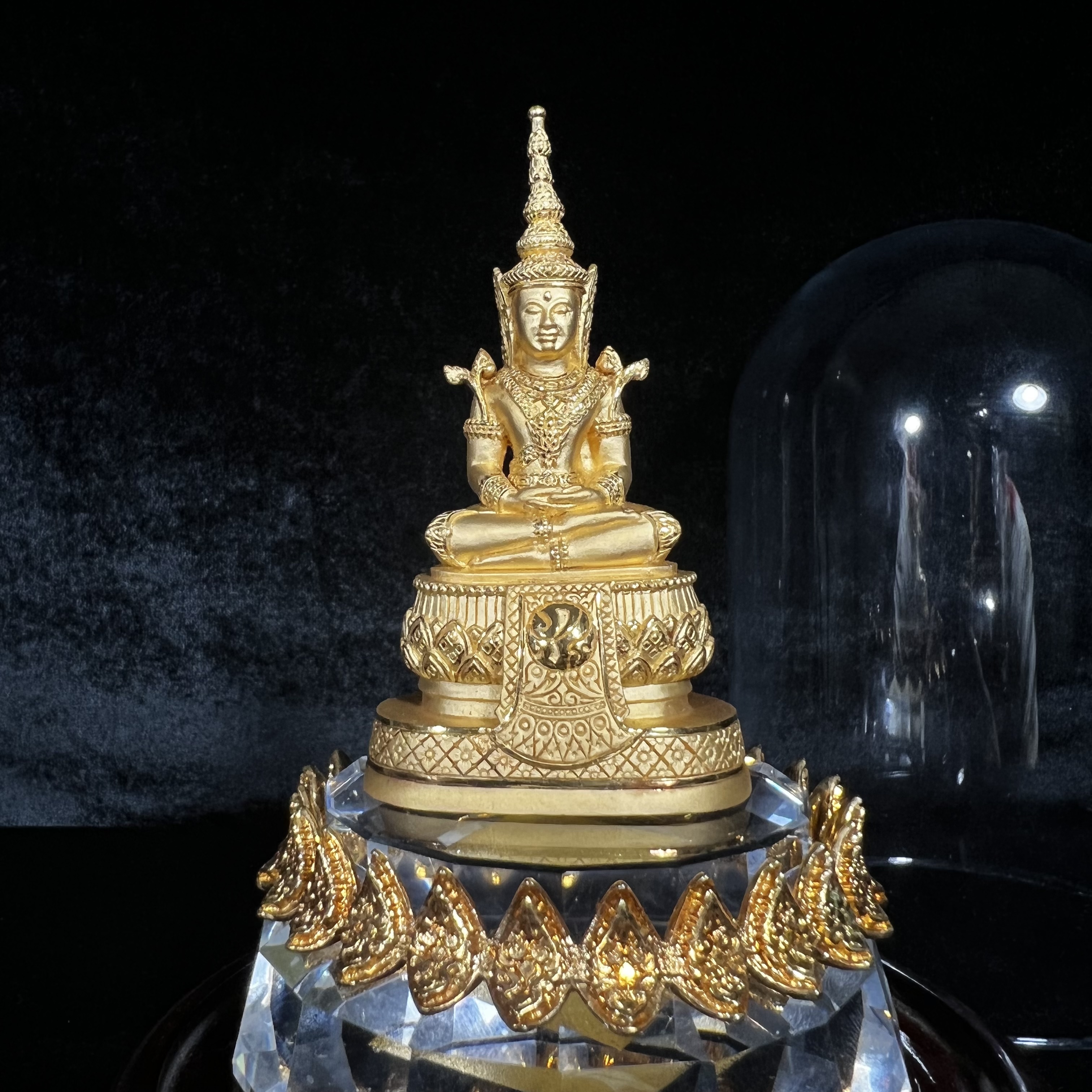 พระแก้วมรกต ภปร.(รุ่นแรก) ปี2545 รุ่นฉลองกรุงรัตนโกสินทร์ครบ 220 ปี หล่อลอยองค์ เนื้อทองคำบริสุทธิ์99.99% ขนาดบูชา 50*90 มม. พร้อมฐานวางครอบแก้วเดิม(สวยงามและหายากมาก)(1ใน1000องค์)