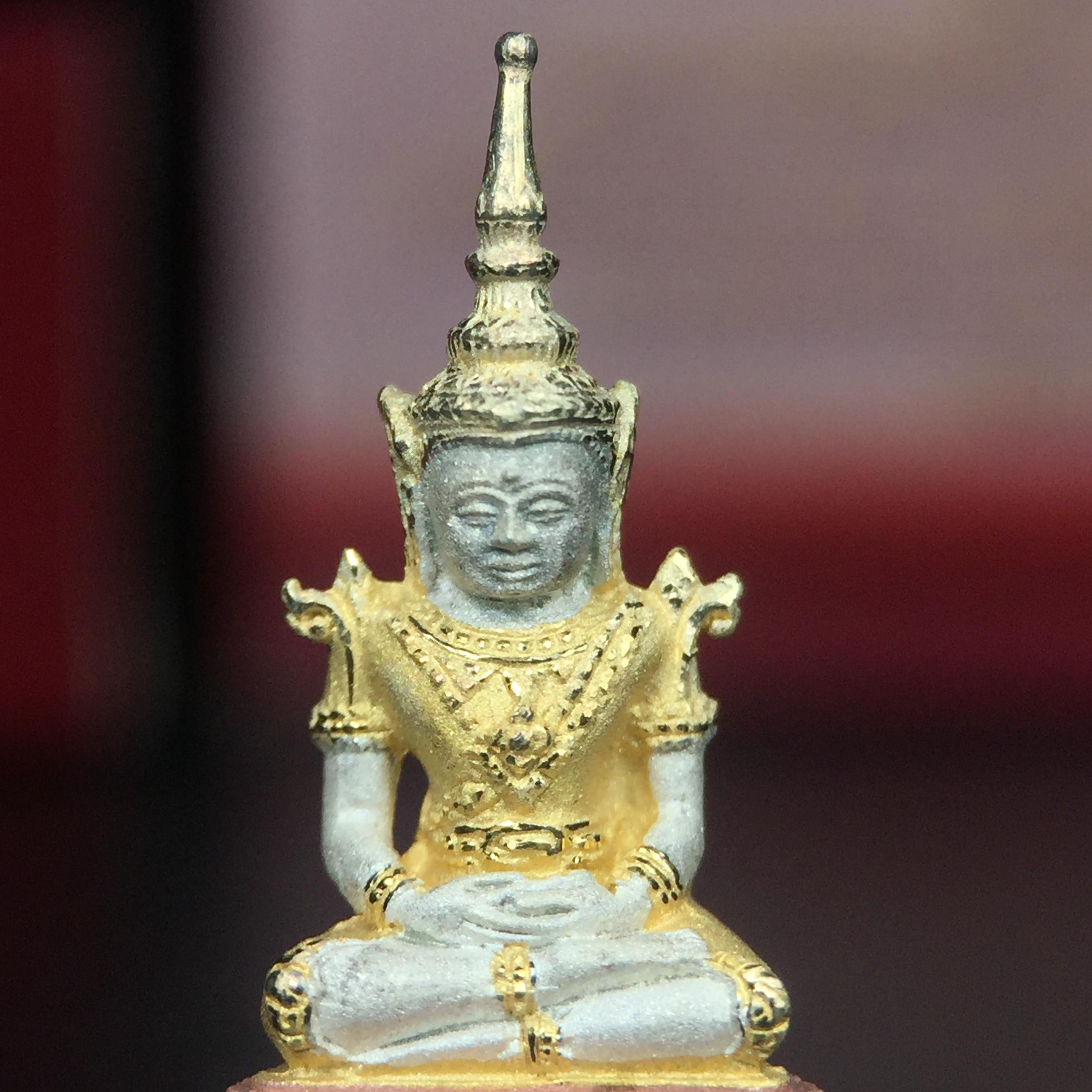 พระแก้วมรกต ภปร.(รุ่นแรก) ปี2545 รุ่นฉลองกรุงรัตนโกสินทร์ครบ 220 ปี พิมพ์ลอยองค์เล็ก เนื้อเงินบริสุทธิ์ 92.5% (สามกษัตริย์) ขนาด 10*19 มม. พร้อมกล่องบรรจุเดิม สวยครบสมบูรณ์