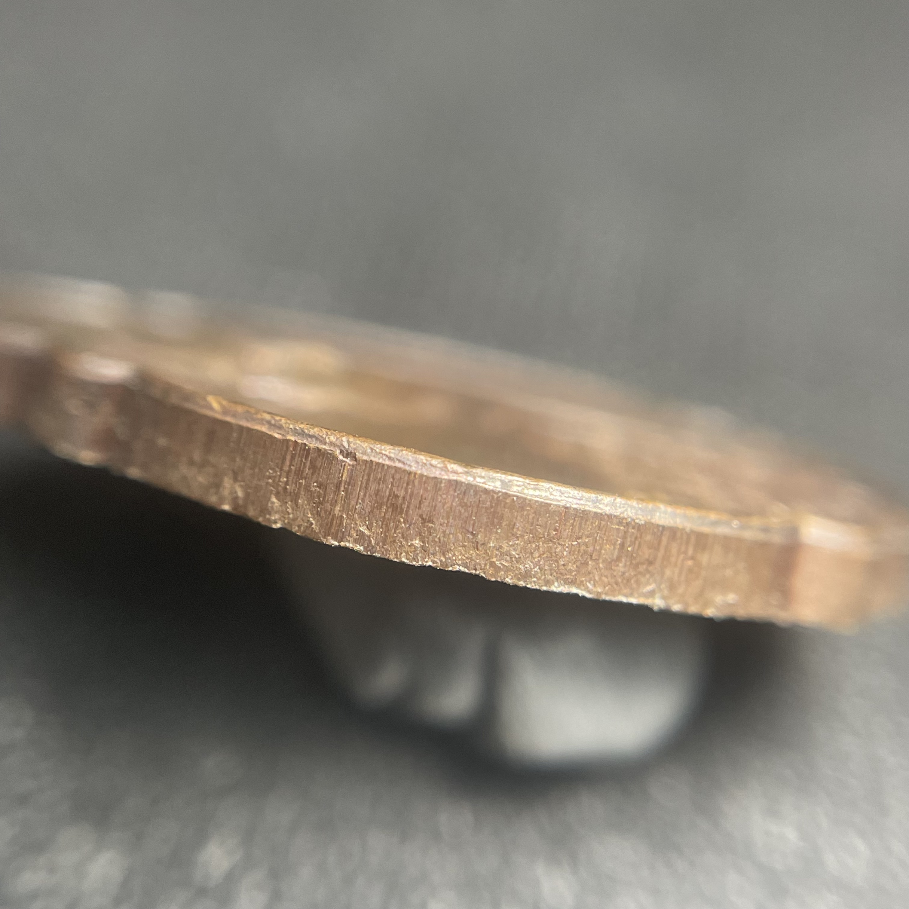 เหรียญ ร.9 ทรงเฉลิมพระชนมพรรษาครบ 4 รอบ ปี2518 (เนื้อทองแดงบล็อกวงเดือนล่างหายากนิยมที่สุดในรุ่น)(พิธีใหญ่)(รุ่นยอดนิยม เหรียญหลักที่ต้องมี เกจิดังในยุคร่วมปลุกเสก)