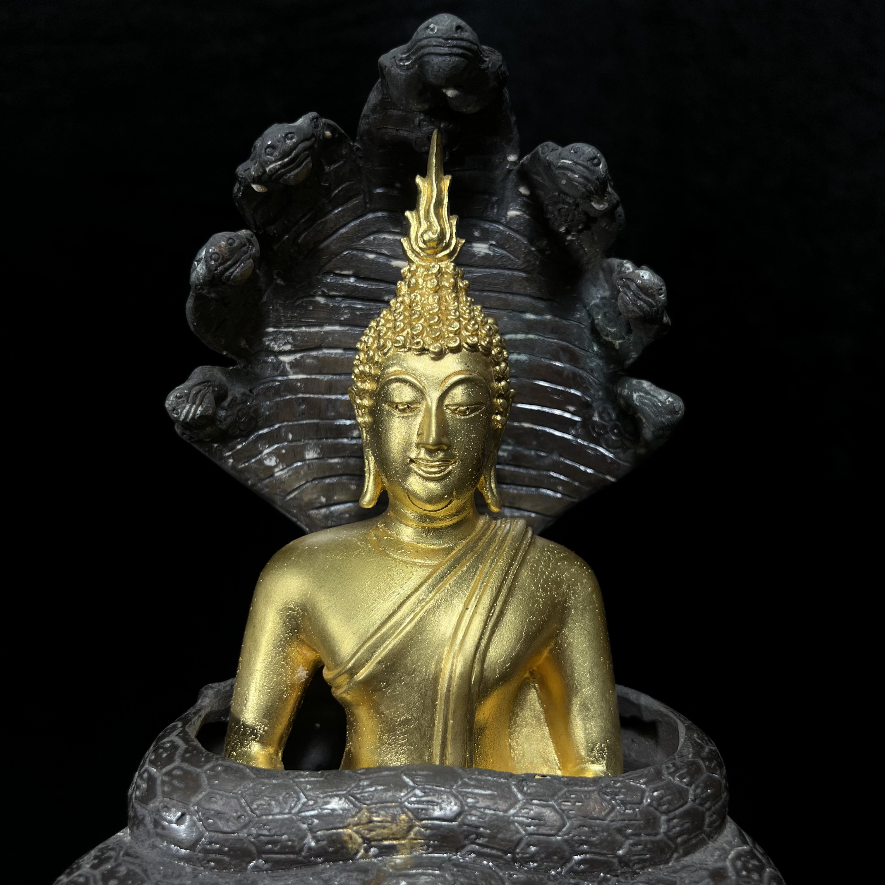 สมเด็จพุทธบูชาปางนาคปรก ญสส. วัดบวรนิเวศวิหาร ปี 2540 พระบูชาขนาด 7 นิ้ว เนื้อโลหะผสมปิดทอง จัดสร้างโดยกระทรวงยุติธรรม ในวโรกาสในหลวงรัชกาลที่ 9 ฉลองสิริราชย์สมบัติครบ 50 ปี และสมเด็จพระญาณสังวร สมเด็จพระสังฆราช 84 พรรษา งานพุทธศิลป์สวย เข้มขลัง....2 ถอด