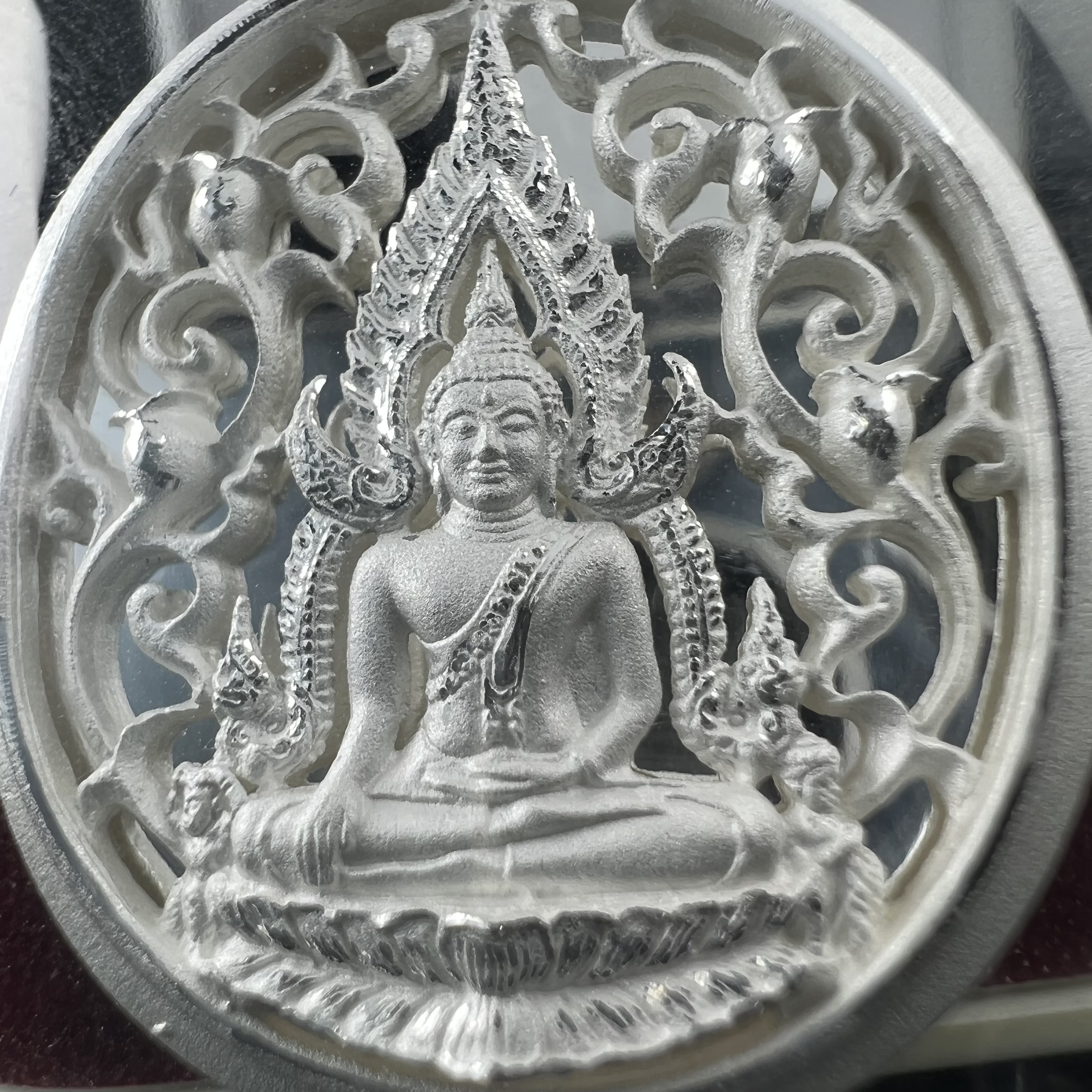 พระพุทธชินราช รุ่น ประวัติศาสตร์ มูลนิธิเพื่อตำรวจไทยจัดสร้าง ปี 2562 เนื้อเงินขัดเงา พิมพ์เหรียญรูปไข่ฉลุลายไทย พิมพ์ใหญ่ พระพุทธชินราช แบบจิวเวอร์รี่ (ขนาดสูง 2.9 ซม.) (สภาพ สวย ซีนซองเดิม กล่องบรรจุเดิมครบสมบูรณ์)