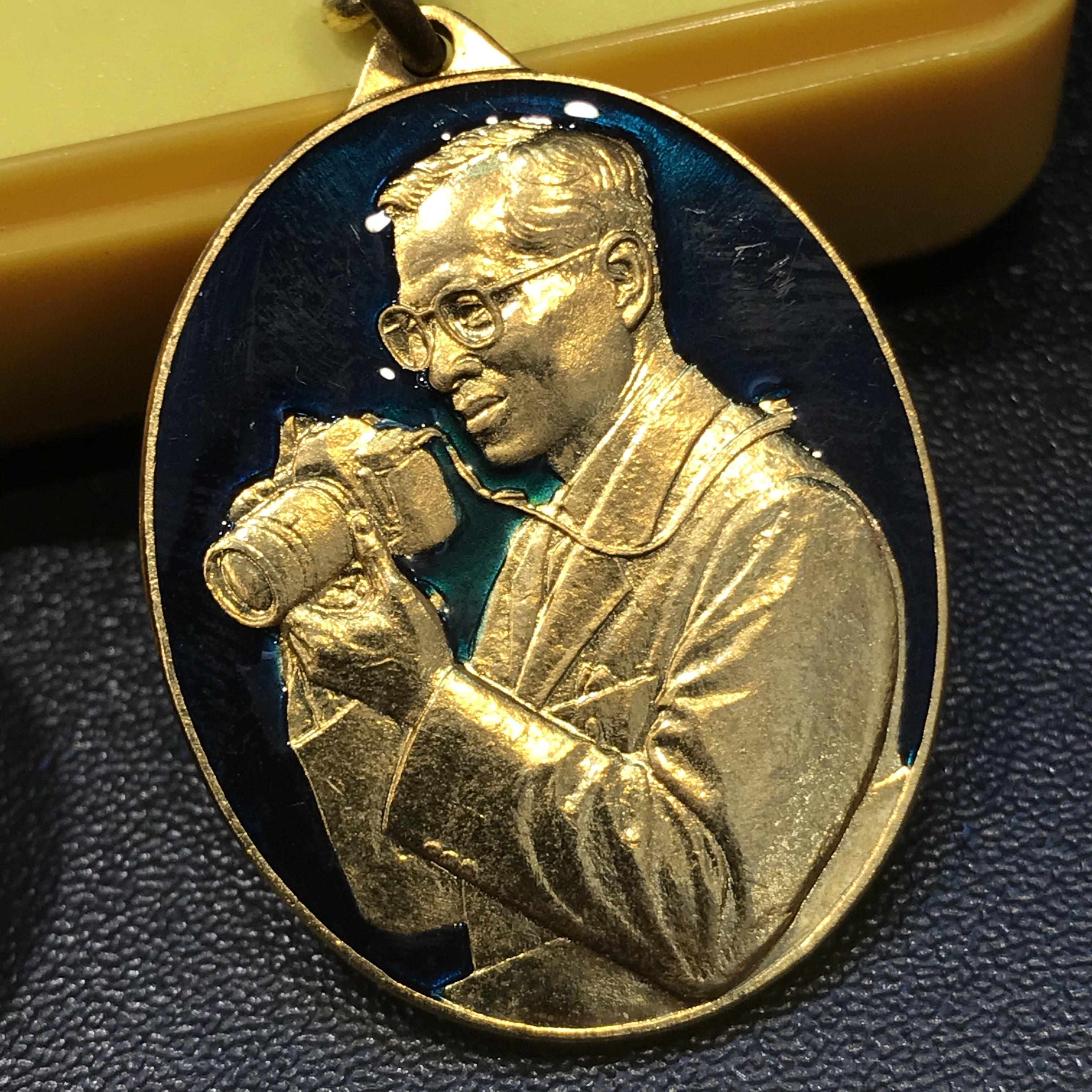 เหรียญในหลวงทรงกล้อง สำนักนายกรัฐมนตรีจัดสร้าง ครบชุด 3 เหรียญ พร้อมเข็มที่ระลึก พ.ศ.2542 กล่องเดิม