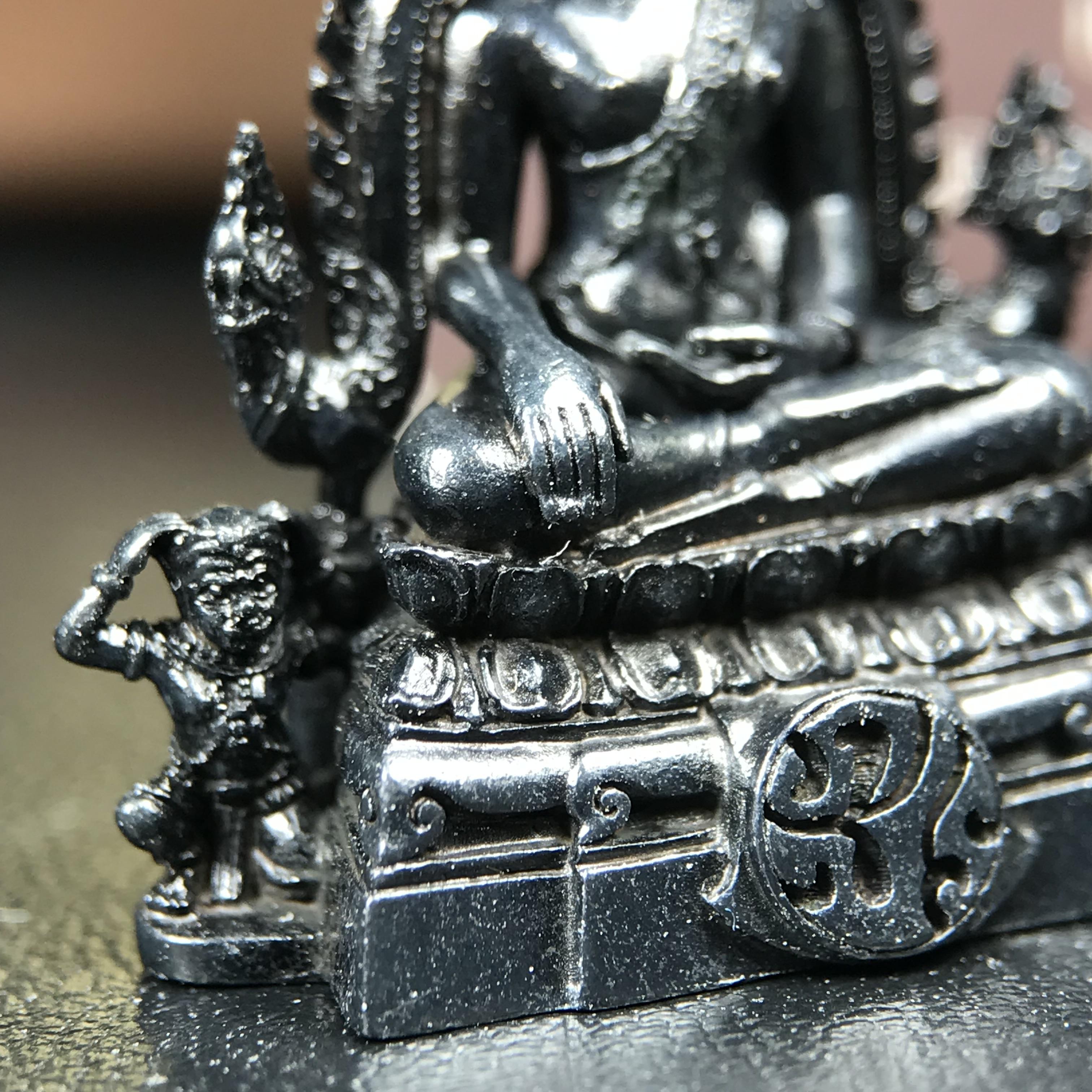 พระพุทธชินราช ภปร. โครงการ "เพราะแผ่นดินนี้ คือ แผ่นดินเกิด" ปี2548(รุ่นแรก) ลอยองค์ หน้าตัก 1/2 นิ้ว(ขนาด 3.5 x 2.5 ซม.) เนื้อเงินรมดำ(พุทธศิลป์จำลองเมื่อครั้งลอกทอง ครั้งที่3 เมื่อปี2547 ร้อยปีจะมีสักครั้ง "พระพุทธชินราชองค์ดำ")