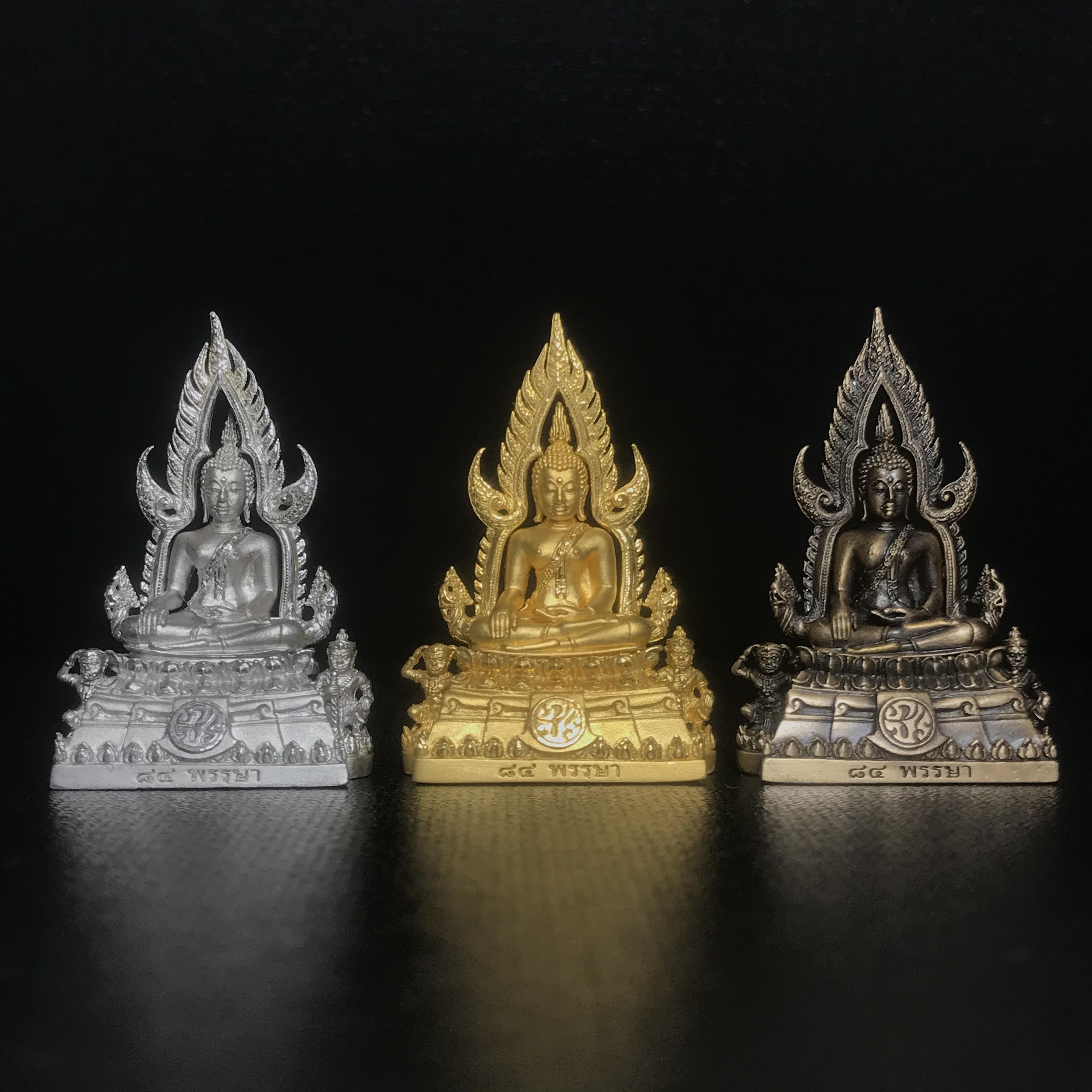 พระพุทธชินราช(จำลอง) ภปร. 84 พรรษา พิมพ์กลางขนาดหน้าตัก 1/2 นิ้ว(ครบชุด3องค์ เนื้อทองคำ+เนื้อเงินชุบทองคำขาว+เนื้อบรอนซ์รมดำซาติน)(พระราชทานมวลสาร จิตรลดาและเส้นพระเจ้า(เส้นผม)รัชกาลที่9)