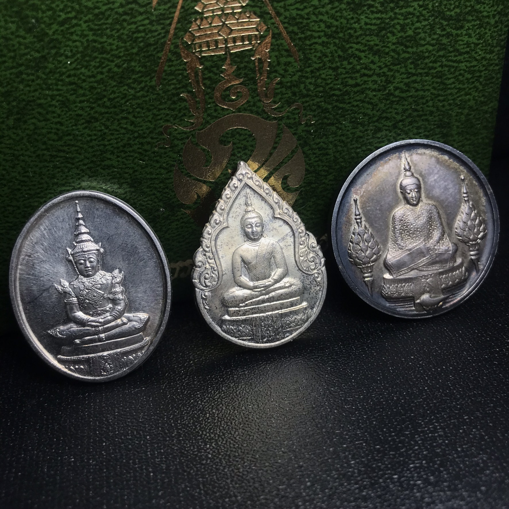 เหรียญพระแก้วมรกตหลัง ภปร ฉลองกรุงรัตนโกสินทร์ครบ 200 ปี พ.ศ.2525 เนื้อเงินกล่องบรรจุเดิมครบ3พิมพ์(บล็อกพระราชศรัธา)(ในหลวงรัชกาลที่9 เสด็จในพิธี)