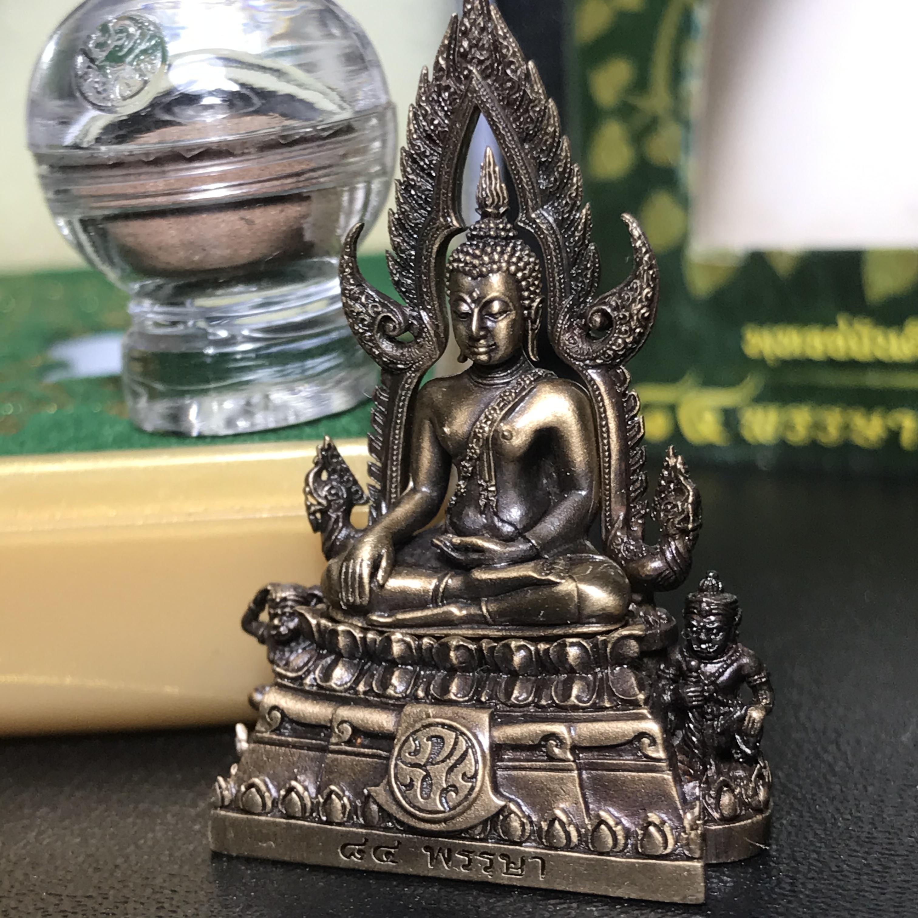 พระพุทธชินราช(จำลอง) ภปร 84 พรรษา เนื้อบรอนซ์รมดำซาติน พิมพ์กลางขนาดหน้าตัก 1/2 นิ้ว )(พระราชทานมวลสาร จิตรลดาและเส้นพระเจ้า(เส้นผม)รัชกาลที่9)