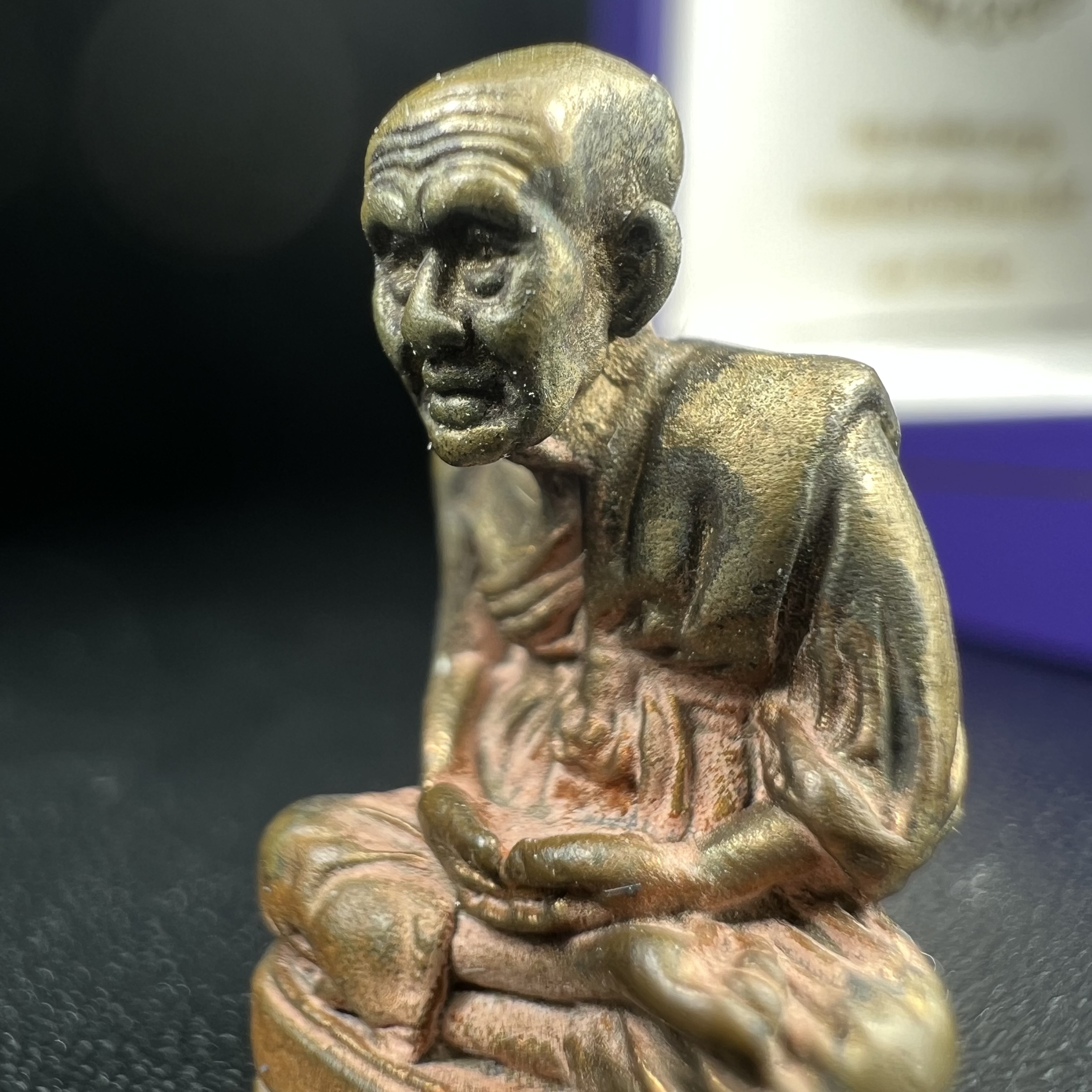 หลวงพ่อทวด สธ. รุ่นสมเด็จเจ้าฟ้ามหาจักรี 48พรรษา จัดสร้างโดยสภากาชาดไทย ปี2546 (รูปหล่อขนาดห้อยคอ) ) เนื้อนวโลหะ(ขนาดกลาง 1.5*2.2 ซม.)พุทธาภิเษก ณ วัดช้างให้ จังหวัดปัตตานี พร้อมกล่องบรรจุเดิมสวยงาม