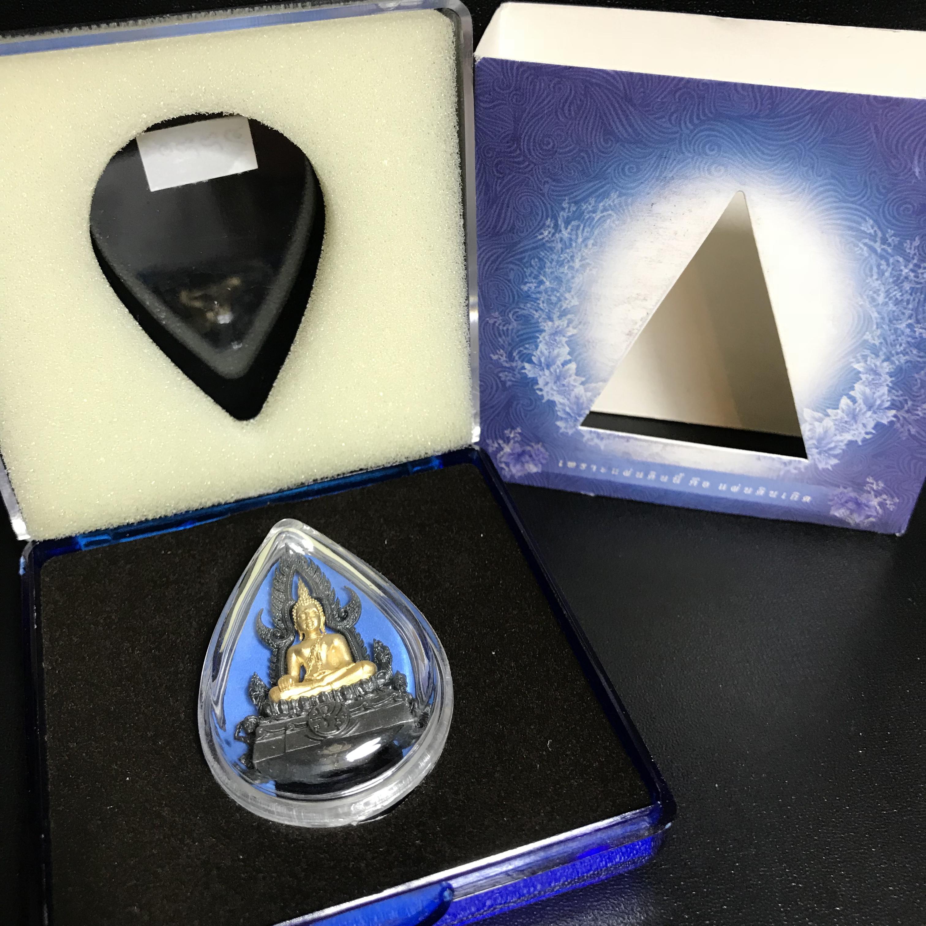 พระพุทธชินราช ภปร. โครงการ เพราะแผ่นดินนี้คือแผ่นดินเกิด เนื้อเงินชุบทองคำซุ้มรมดำ ปี2551 ขนาดหน้าตัก1/2นิ้ว (สวยงามหายาก)1ใน5000องค์