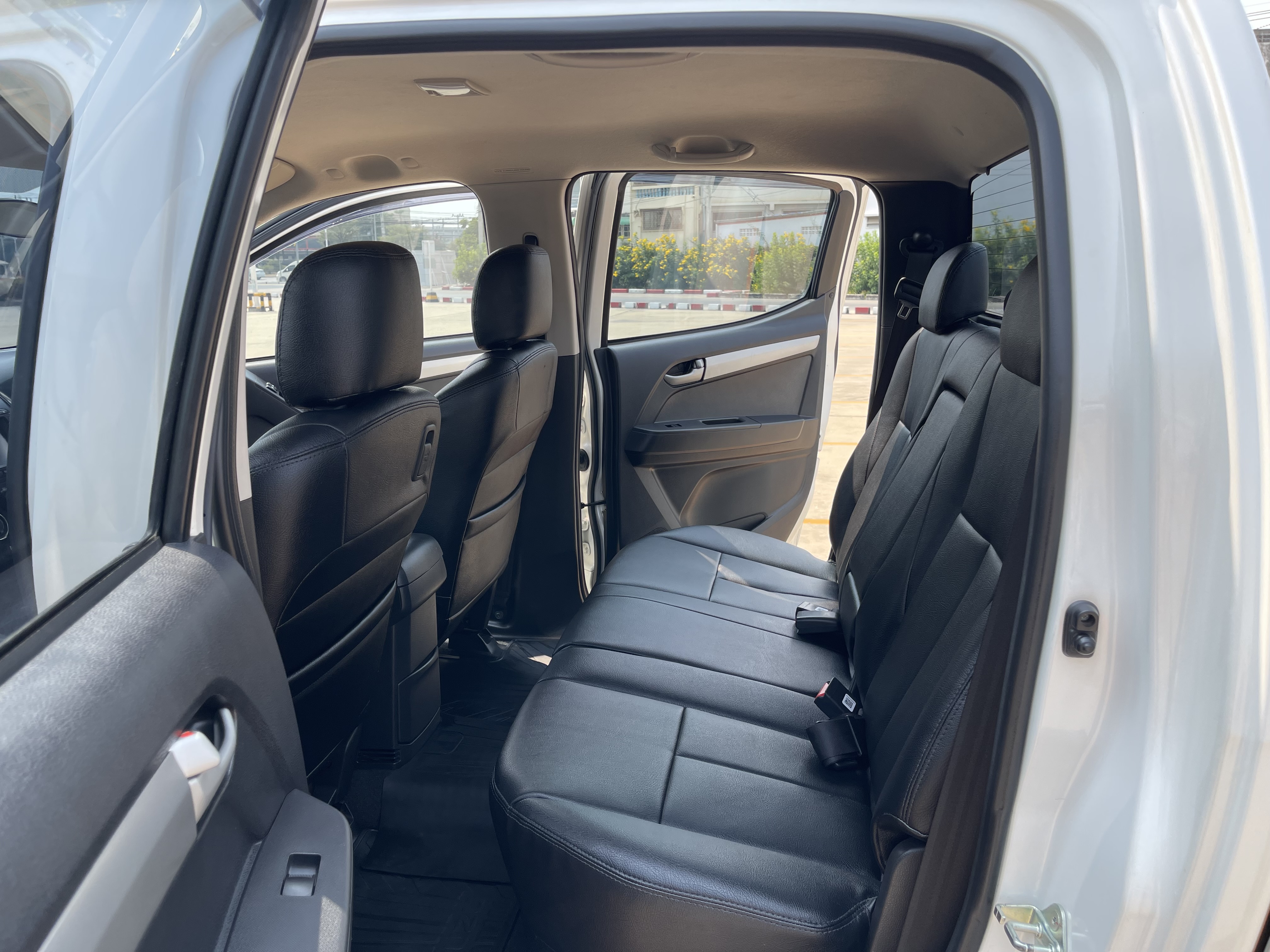 Isuzu Dmax All New 4ประตู Hilander 2.5 Vgs Z Dvd 2015 ขาวมุก