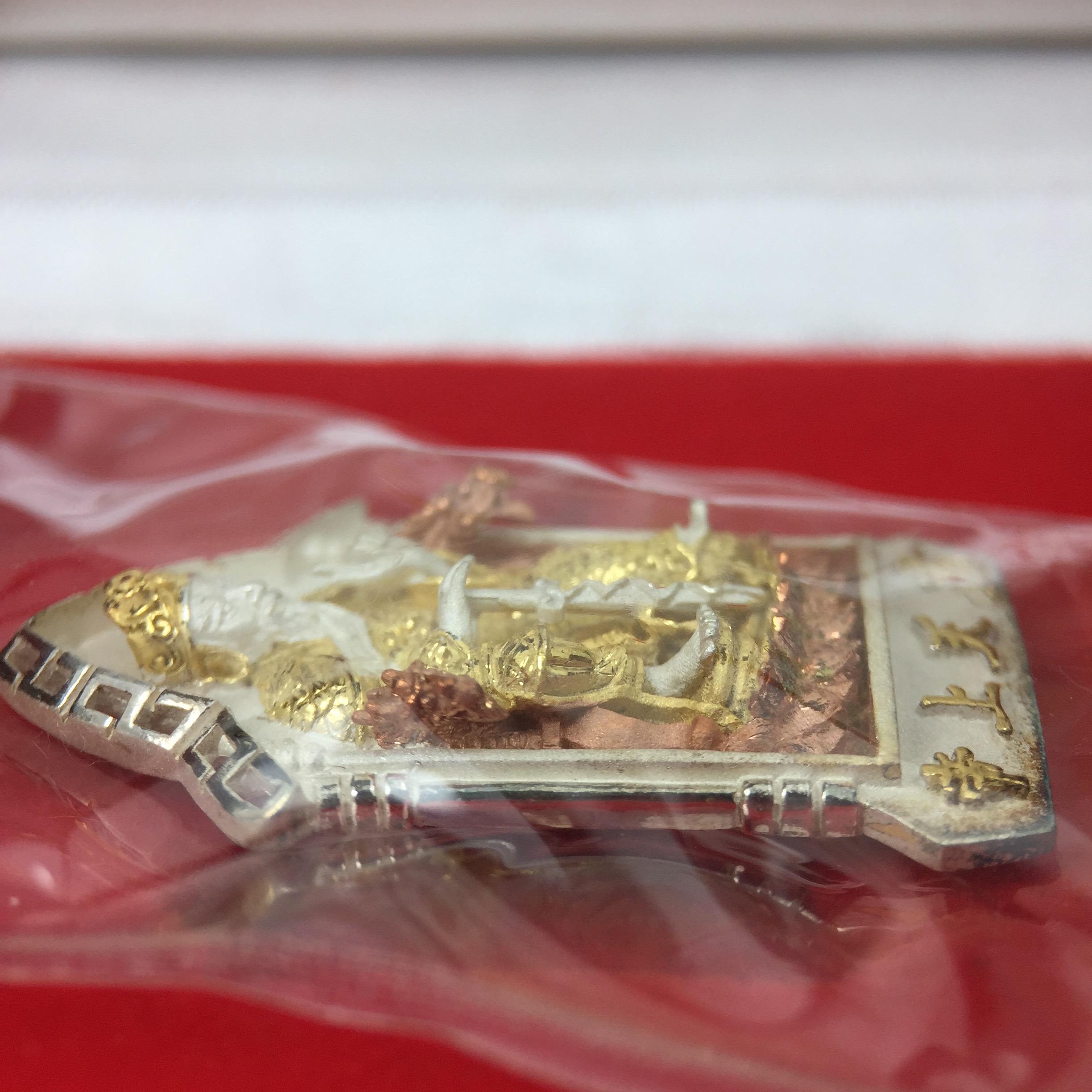 เหรียญรูปเหมือนเจ้าพ่อเสือ (ตั่วเหล่าเอี๊ย)รุ่นสองแผ่นดิน ปี 2542 หลัง ตราสัญลักษณ์ ภปร. 6รอบ 72 พรรษาในหลวงรัชกาลที่9 เสือคาบดาบ เหรียญหล่อ 3 มิติ เนื้อเงินสามกษัตริย์ พิมพ์ใหญ่ ปลุกเสก ณ วัดมังกรกมลาวาส(เล่งเน่ยยี่)สภาพสวยซีนซองเดิมกล่องครบเดิม