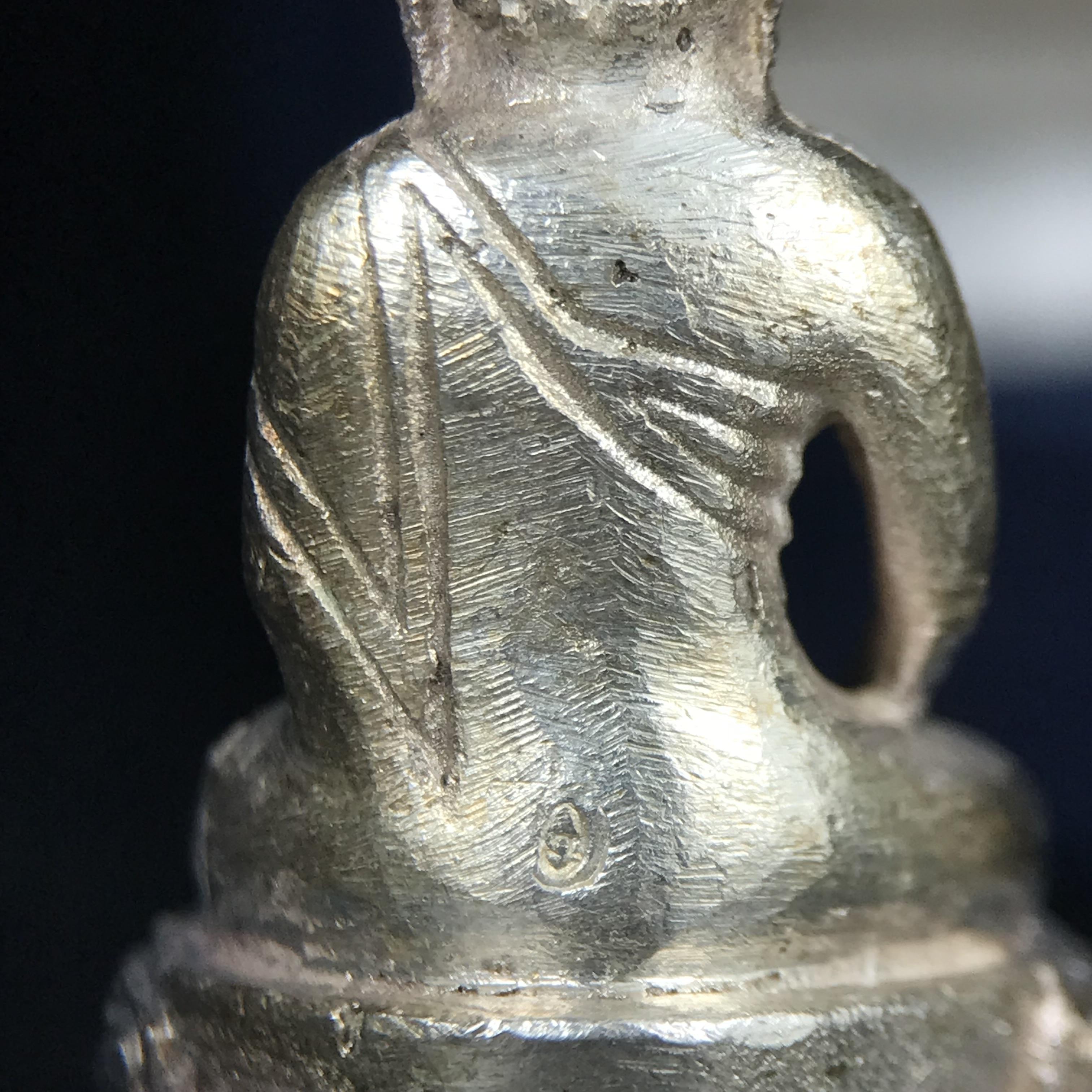 พระกริ่งศาสดา ภปร. วัดบวรนิเวศวิหาร ปี 2532 จัดสร้างในโอกาสสองทศวรรษรามาธิบดี เพื่อศูนย์การแพทย์สิริกิติ์ เนื้อเงิน(ผิวเดิมสวยงาม) (พิธีใหญ่ มวลสารมงคล สวยงามเข้มขลัง)สมเด็จพระญาณสังวร สมเด็จพระสังฆราชฯเสด็จเททอง***ตอกโค๊ตหมายเลข ๑๙๙๔***