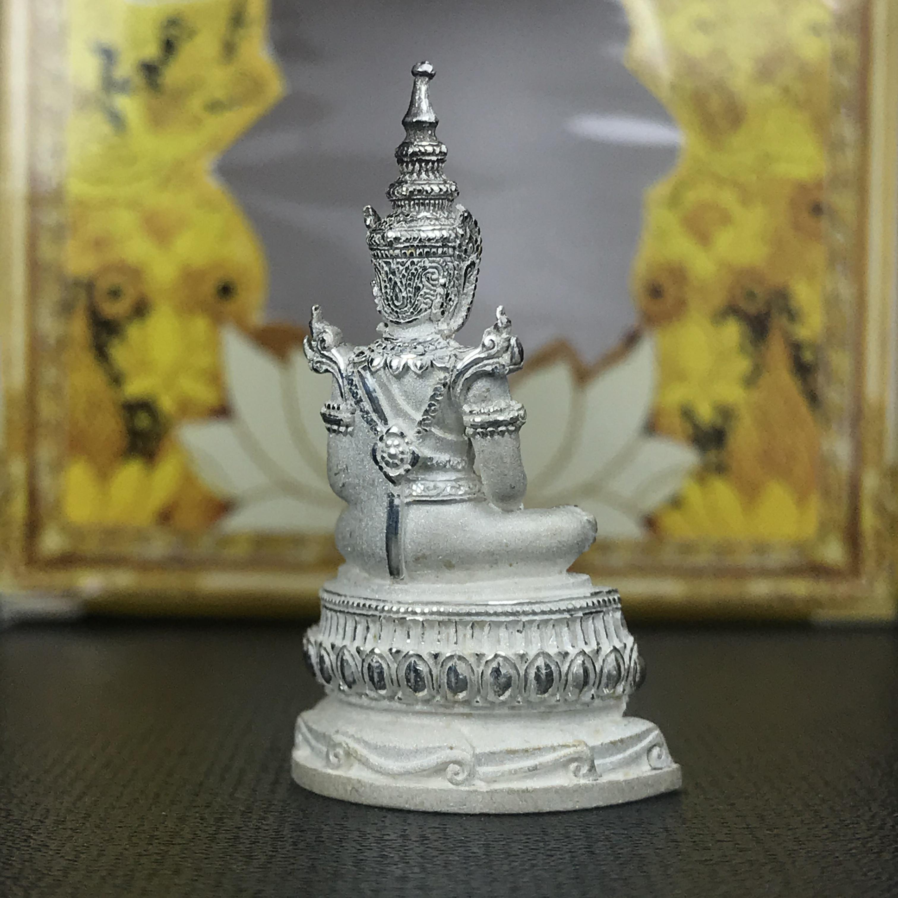 พระแก้วมรกต(จำลอง)ลอยองค์ ขนาดหน้าตัก 1/2 นิ้ว ทรงเครื่องฤดูร้อน เนื้อเงิน ตราสัญลักษณ์ฉลองสิริราชสมบัติ ครบ 60 ปี พ.ศ.2549(สภาพสวย ครบ สมบูรณ์))