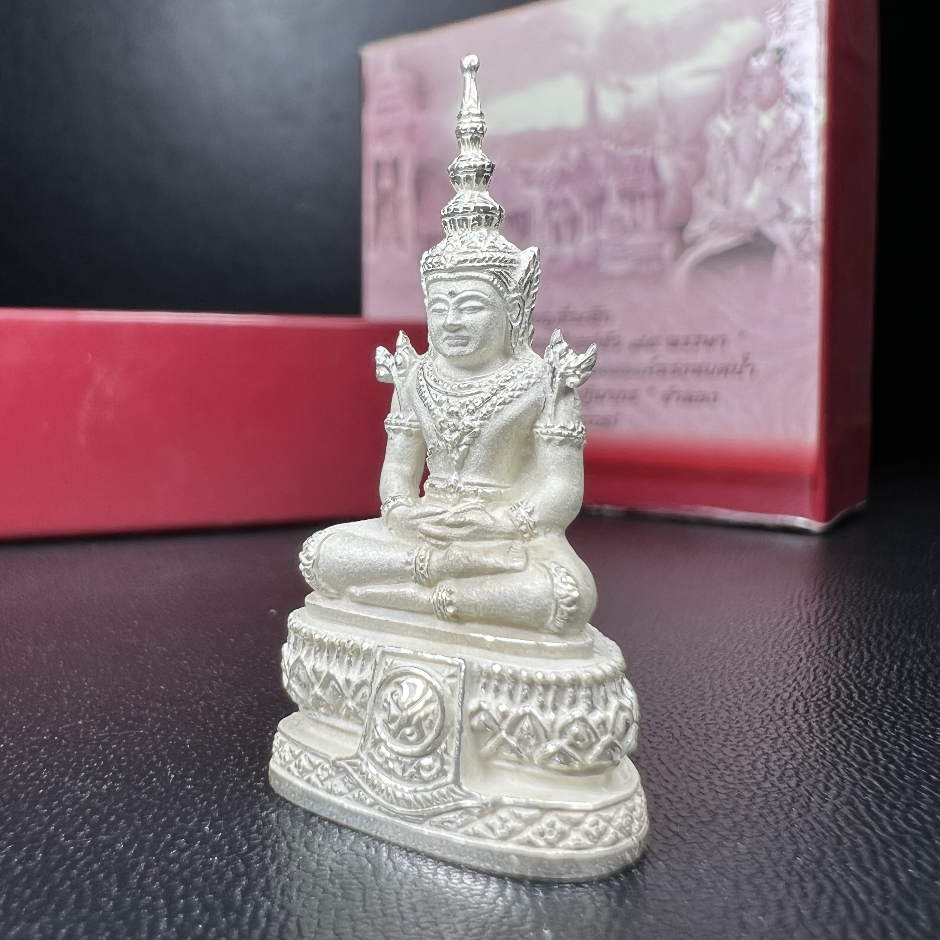 พระแก้วมรกต ภปร.(รุ่นแรก) ปี2545 รุ่นฉลองกรุงรัตนโกสินทร์ครบ 220 ปี พิมพ์ลอยองค์ใหญ่ เนื้อเงินบริสุทธิ์ 92.5% ขนาด 19*35 มม. พร้อมกล่องบรรจุดิม สวยครบสมบูรณ์