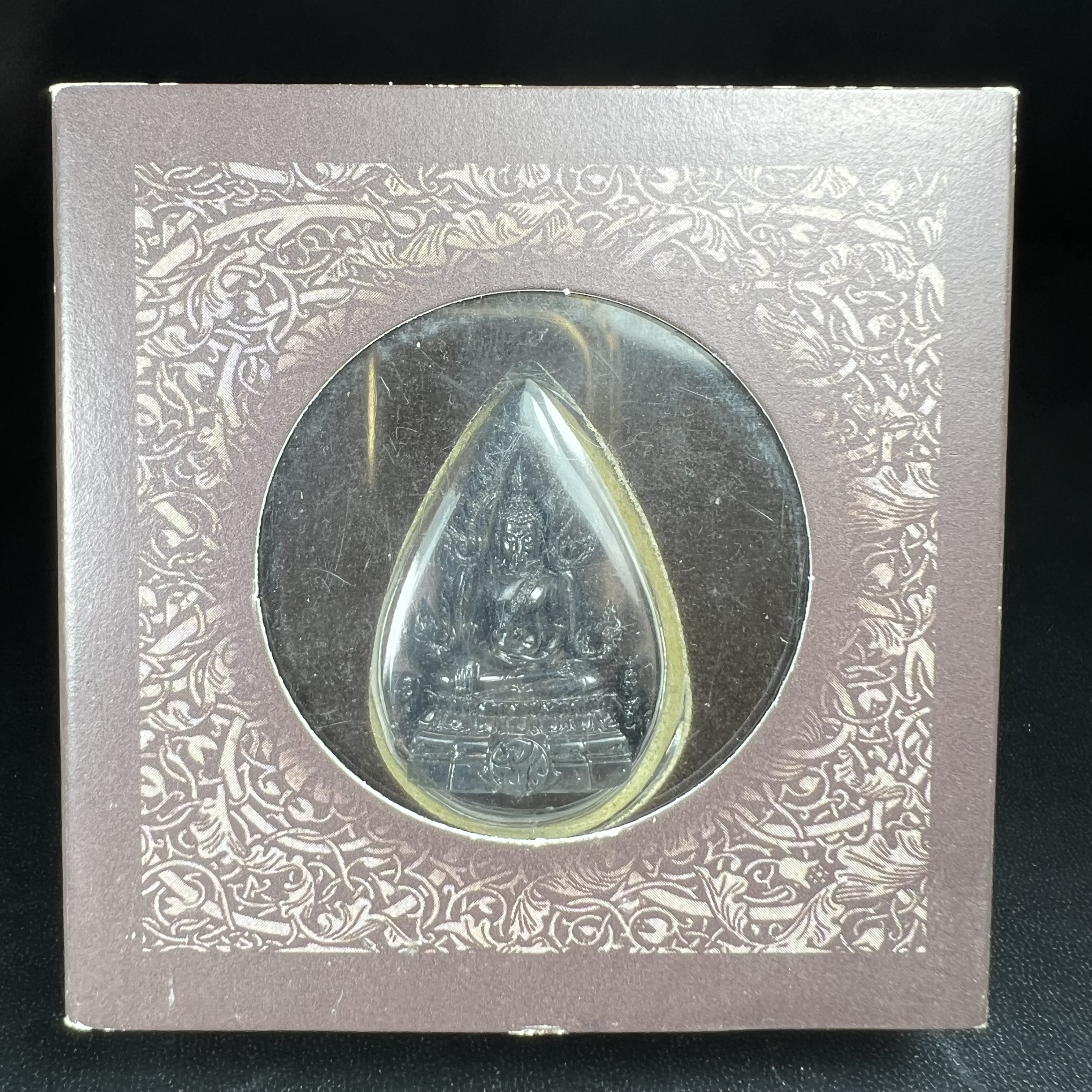 พระพุทธชินราช ภปร. โครงการ "เพราะแผ่นดินนี้ คือ แผ่นดินเกิด" ปี2548(รุ่นแรก) ลอยองค์ หน้าตัก 1/2 นิ้ว(ขนาด 3.5 x 2.5 ซม.) เนื้อเงินรมดำ(พุทธศิลป์จำลองเมื่อครั้งลอกทอง ครั้งที่3 เมื่อปี2547 ร้อยปีจะมีสักครั้ง "พระพุทธชินราชองค์ดำ")