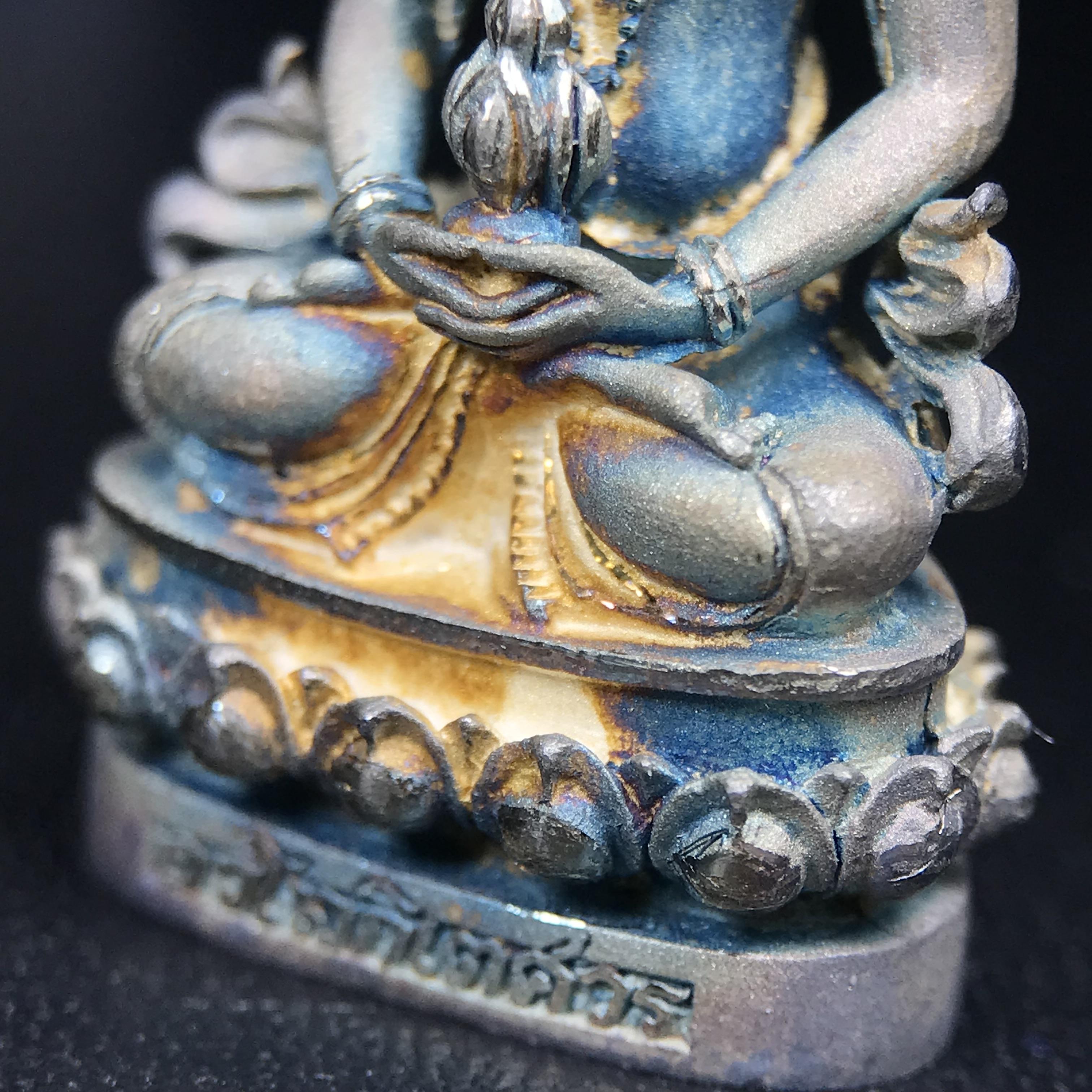 พระกริ่งอวโลกิเตศวร ( เจ้าแม่กวนอิม ) วัดโพธิ์แมนคุณาราม รุ่นอุดมโภคทรัพย์ ปี 2539 เนื้อเงินพ่นทราย(ผิวเดิม ขึ้นสีรุ้งธรรมชาติ แบบนิยม เสน่ห์ของพระเนื้อเงิน)(พร้อมกล่องบรรจุเดิม)(อีกหนึ่งรุ่นยอดนิยม พุทธศิลป์สวยงดงาม)หายาก 1 ใน 5000 องค์*องค์หมายเลข ๒๑๖๒*