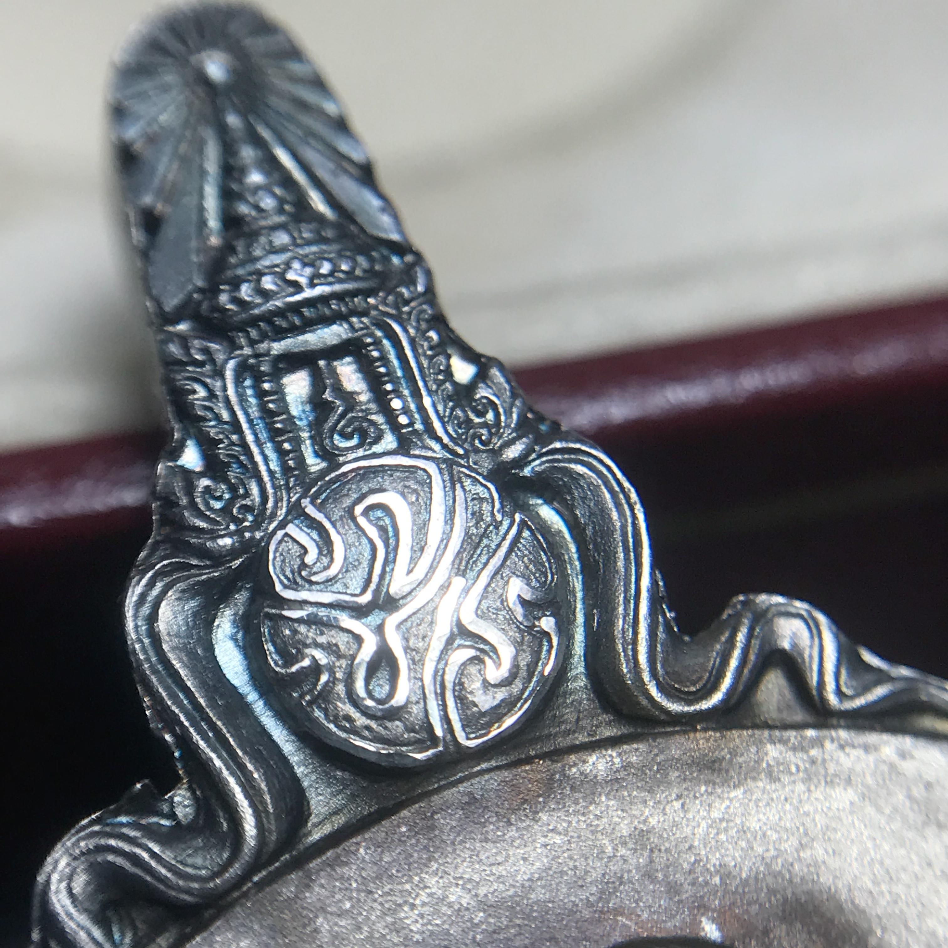 เหรียญพระมหาชนก ปี2539(รุ่นแรก) เนื้อเงิน พิมพ์ใหญ่บล็อกนิยมหายากสุดในรุ่น(วงเดือน คอจุด) ผิวเดิมสีรุ้งธรรมชาติแบบนิยม พร้อมหนังสือสภาพสวยครบชุด