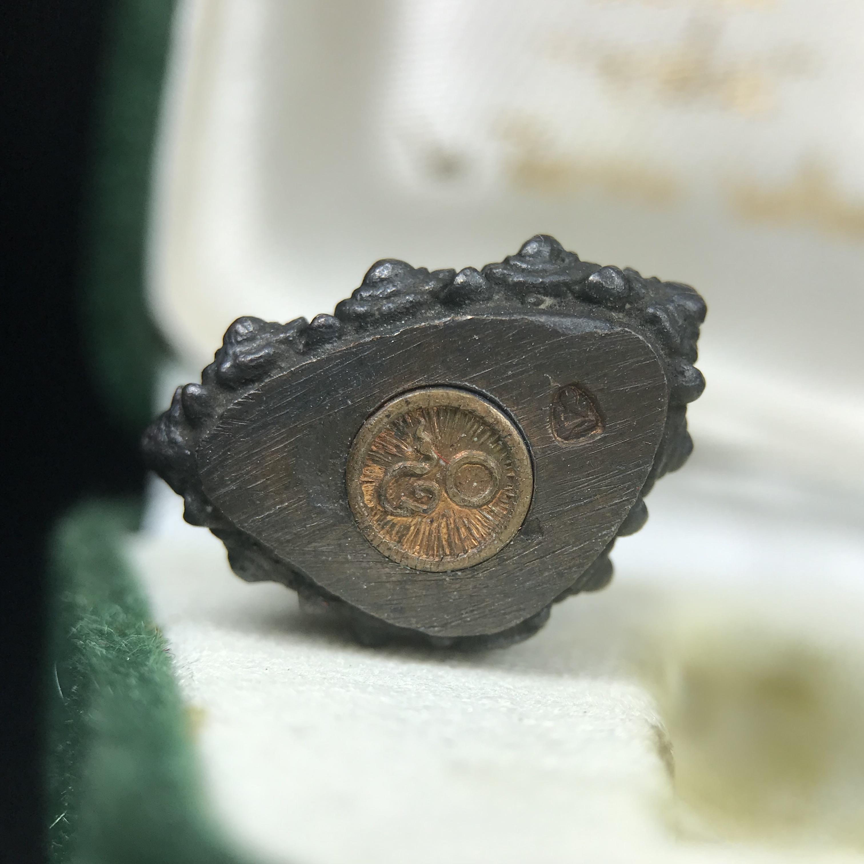 พระกริ่งวาสนา(รุ่นแรก) 80 พรรษา สมเด็จพระสังฆราช (วาสน์) วัดราชบพิธฯ ปี2521 เนื้อนวโลหะ(ตอกโค๊ตพระปิดตา) โดยมีหลวงปู่โต๊ะ วัดประดู่ฉิมพลีร่วมปลุกเสก พร้อมกล่องบรรจุเดิม(รุ่นแรก คอตั้งตรงได้สัดส่วน หายาก)