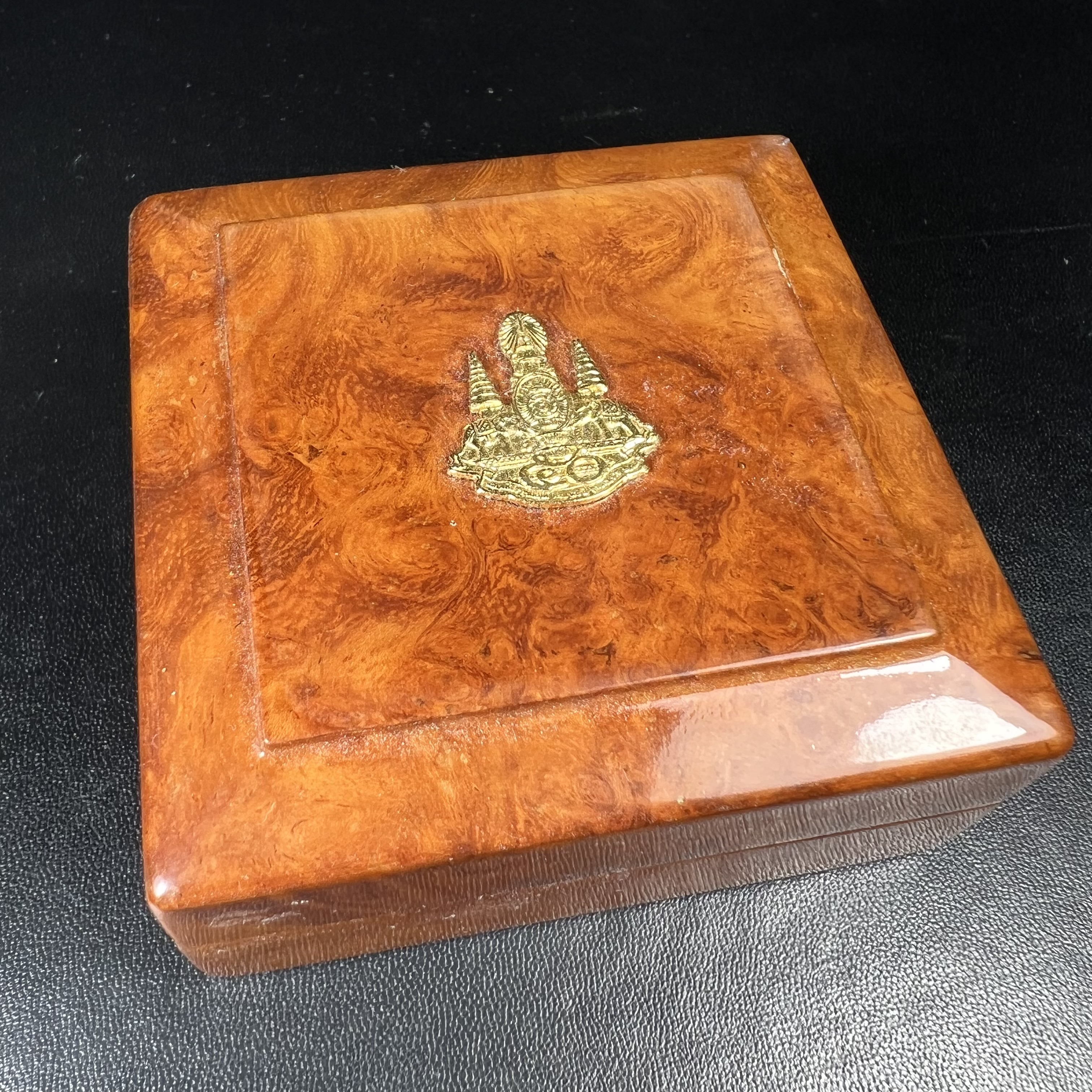 เหรียญรูปเหมือนพระญาณวิทยาคมเถร (หลวงพ่อคูณ ปริสุทโธ)ชุดกาญจนาภิเษกครองราชย์ครบ 50 ปี วัดบวรนิเวศวิหาร ปี 2538 เหรียญหล่อเนื้อนวโลหะ(พิเศษกรรมการมีรอยจาร ตอกโค๊ดหมายเลข ๑๗๘)(หายากพบเจอน้อยมาก)(พร้อมกล่องบรรจุเดิมลายไม้สีน้ำตาลมีตรากาญจนา) พิธีใหญ่