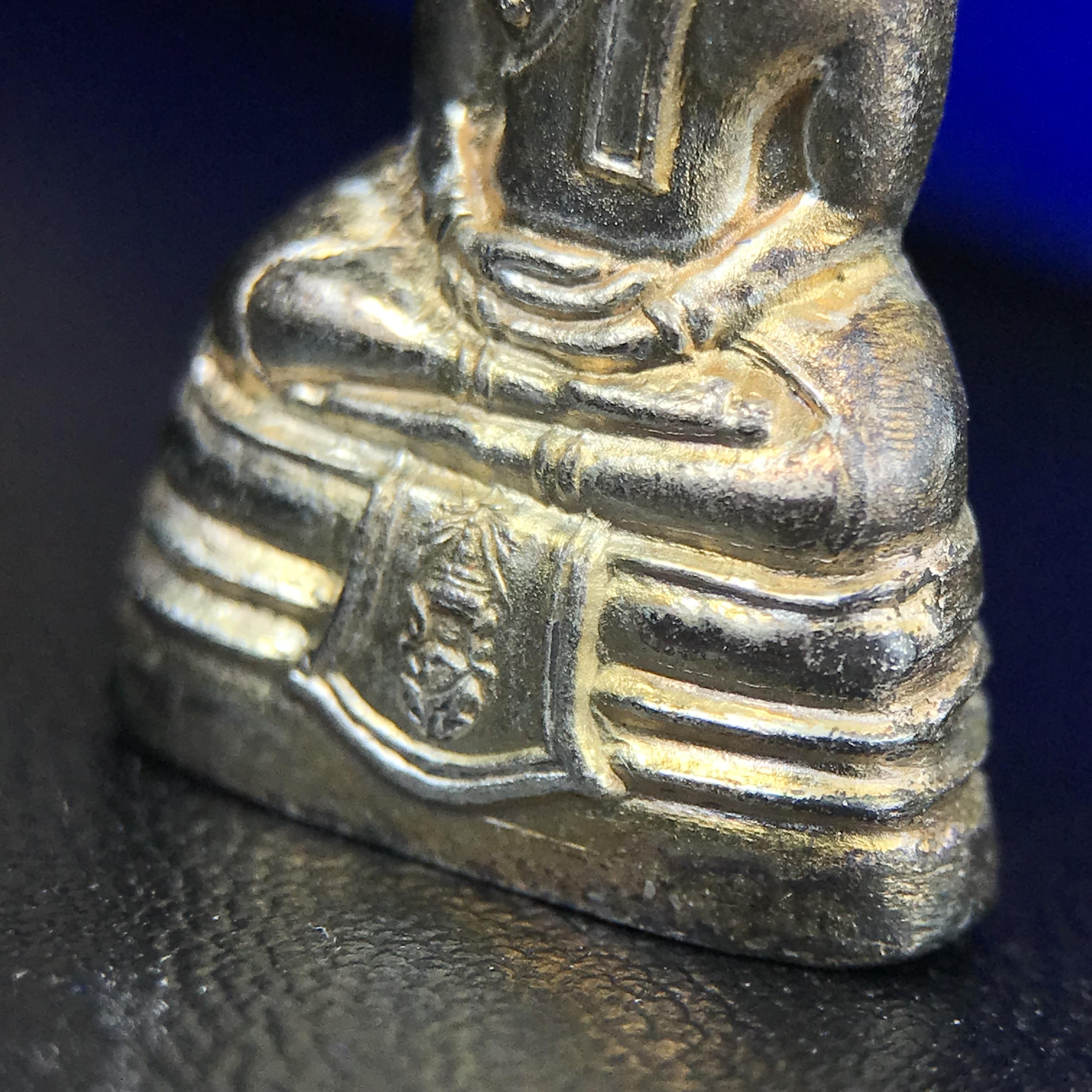 พระกริ่งหลวงพ่อโสธร ภปร. รุ่นกาญจนาภิเษก จัดสร้างในมงคลวโรกาสที่พระบาทสมเด็จพระเจ้าอยู่หัวรัชกาลที่9 เสด็จเถลิงถวัลย์สิริราชสมบัติ ครบ 50 ปี ในพุทธศักราช 2539 เนื้อเงิน(ผิวเดิมสวย)(พิธีใหญ่เข้มขลัง)1 ใน 9950 องค์