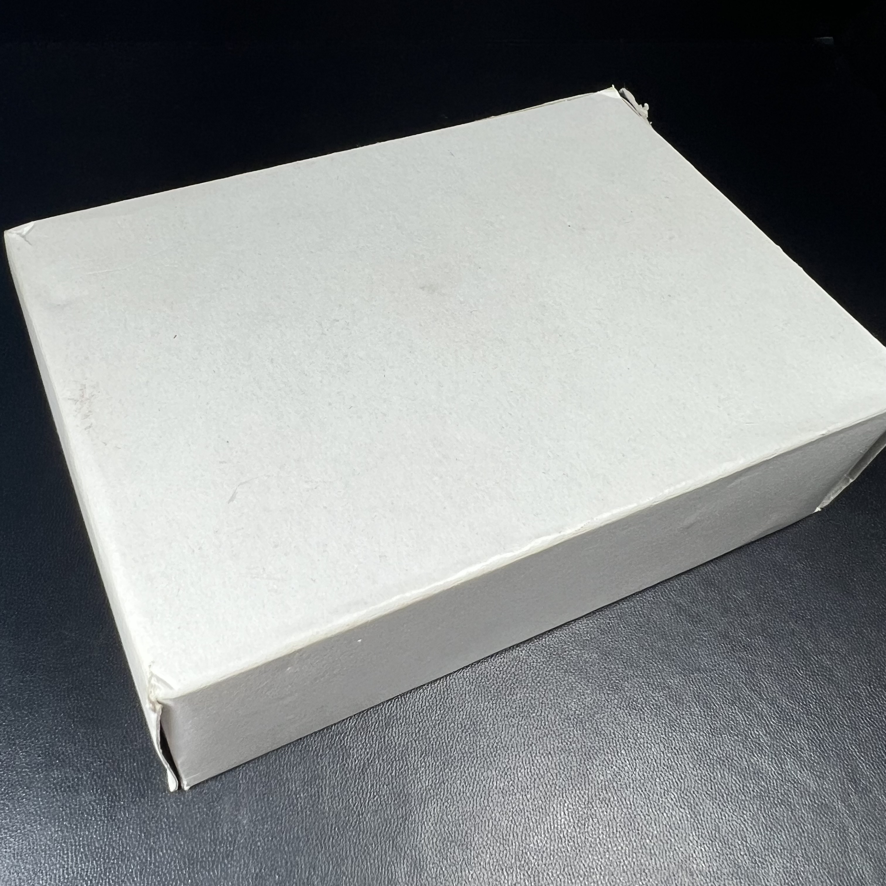 พระคู่ชุดของขวัญ พระหลวงปู่ทวด ภปร.ปี2547 ทรงกลีบบัวและกลีบขนุน(พิมพ์เตารีดและพิมพ์พระรอด)(ชนวนเก่า)เนื้อว่านด้านหลังมี ภปร. เป็นโลหะผสมสูง 3.3ซม.พิธีใหญ่ มวลสารดี ปลุกเสกวัดพระแก้ว(พร้อมกล่องบรรจุเดิม งานเลี่ยมกรอบเดิมจากผู้จัดสร้างห่อหุ้มด้วยทองนพเกล้า)