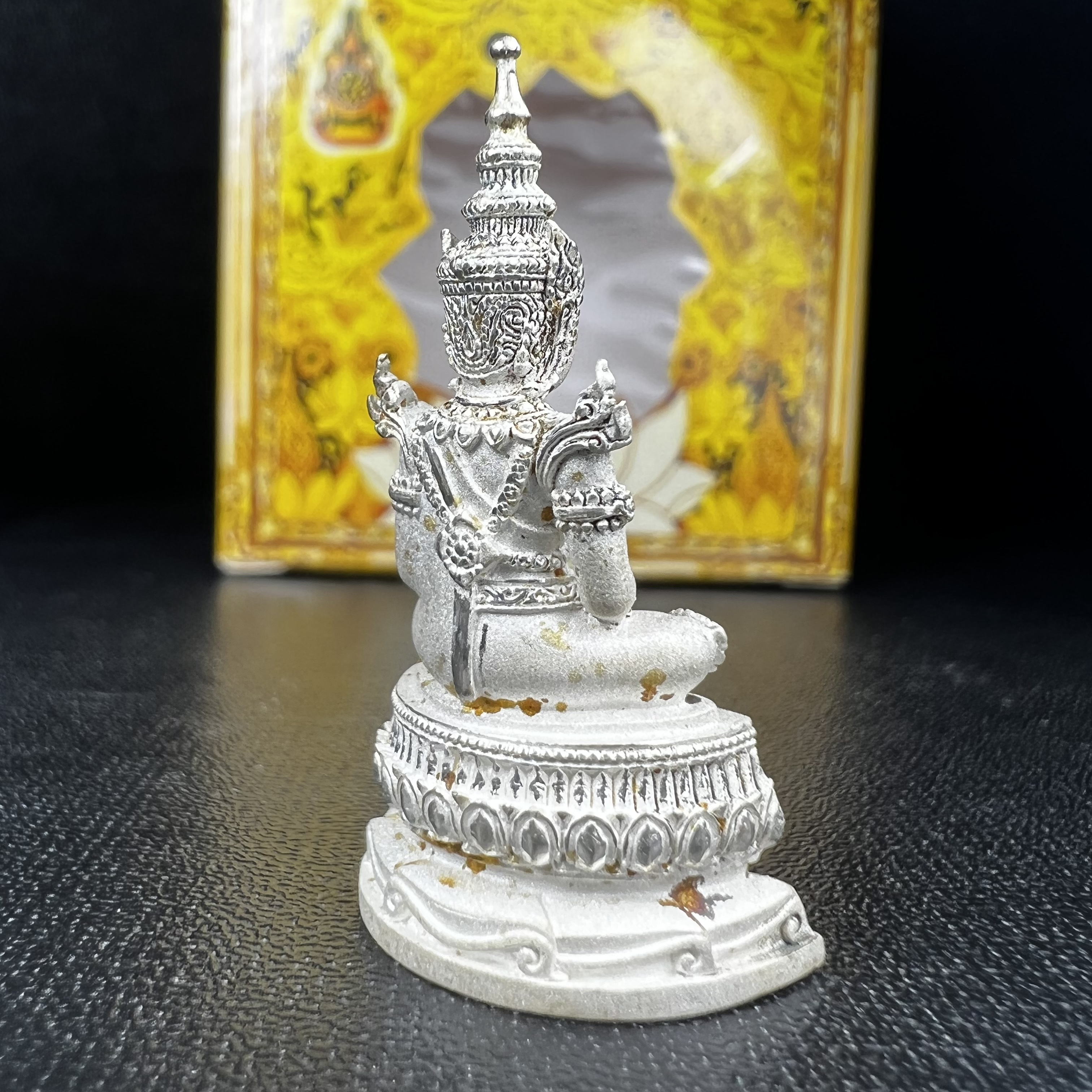 พระแก้วมรกต(จำลอง)ลอยองค์ ขนาดหน้าตัก 1/2 นิ้ว ทรงเครื่องฤดูร้อน เนื้อเงิน ตราสัญลักษณ์ฉลองสิริราชสมบัติ ครบ 60 ปี พ.ศ.2549(สภาพสวย ครบ สมบูรณ์))