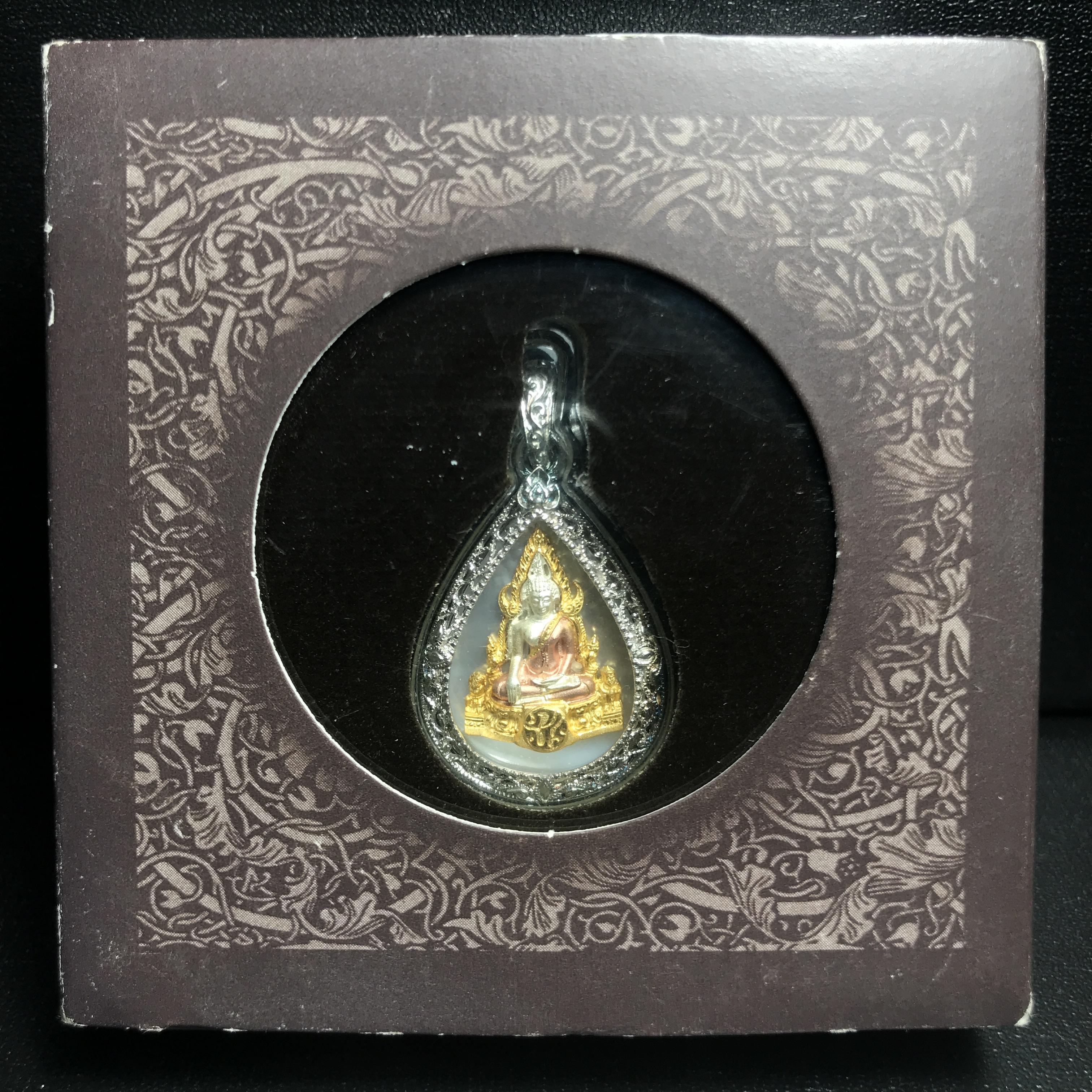 พระพุทธชินราช ภปร. โครงการ "เพราะแผ่นดินนี้ คือ แผ่นดินเกิด" ปี2548(รุ่นแรก) เหรียญทรงหยดน้ำ ขนาด 21 x 31 มม. เนื้อเงินสามกษัตริย์