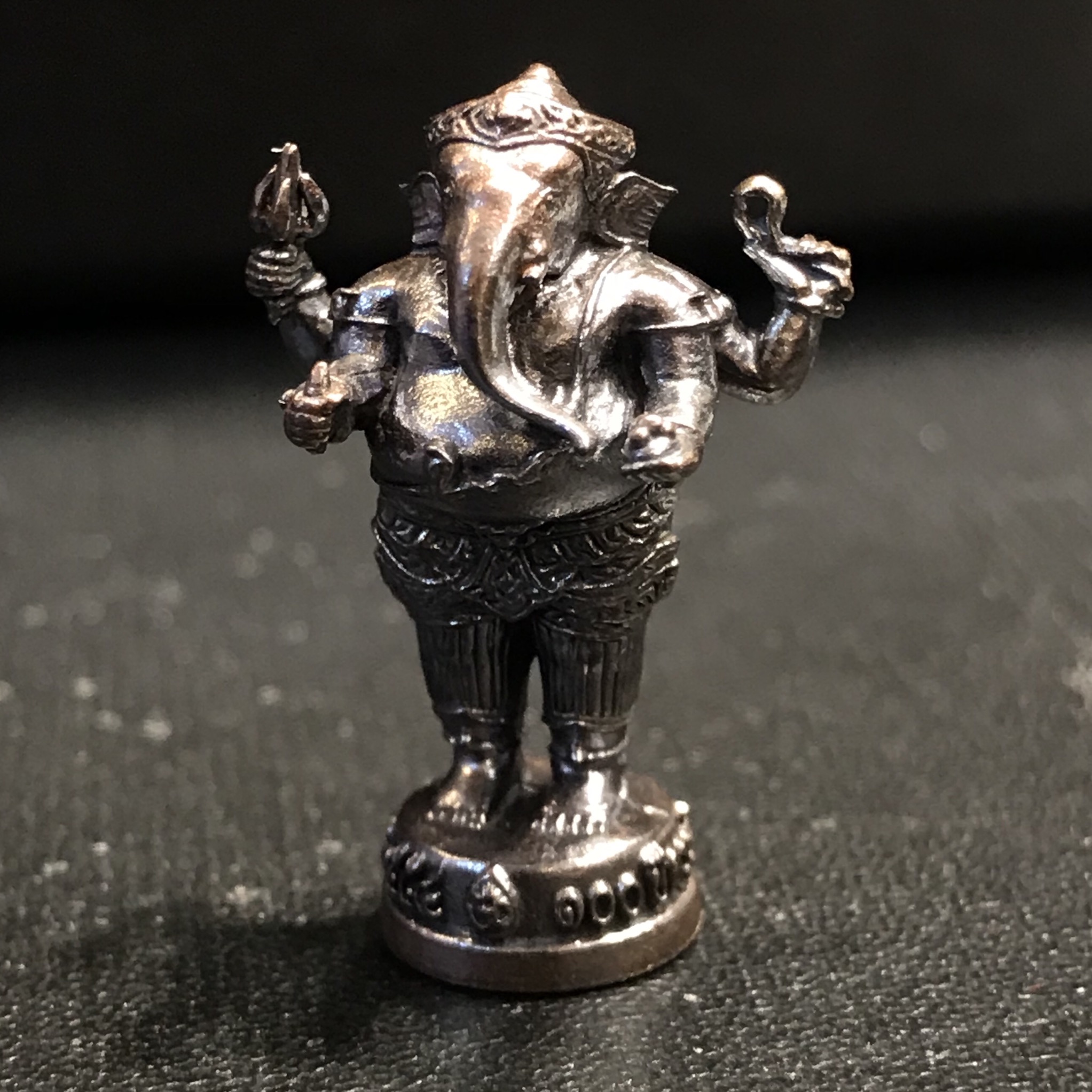 พระพิฆเนศ รุ่นครบรอบ100 ปี กรมศิลปากร ปี2556 พิมพ์ลอยองค์ เนื้อโลหะผสม ปางประทานพร(องค์ยืน)สูง 1 นิ้ว