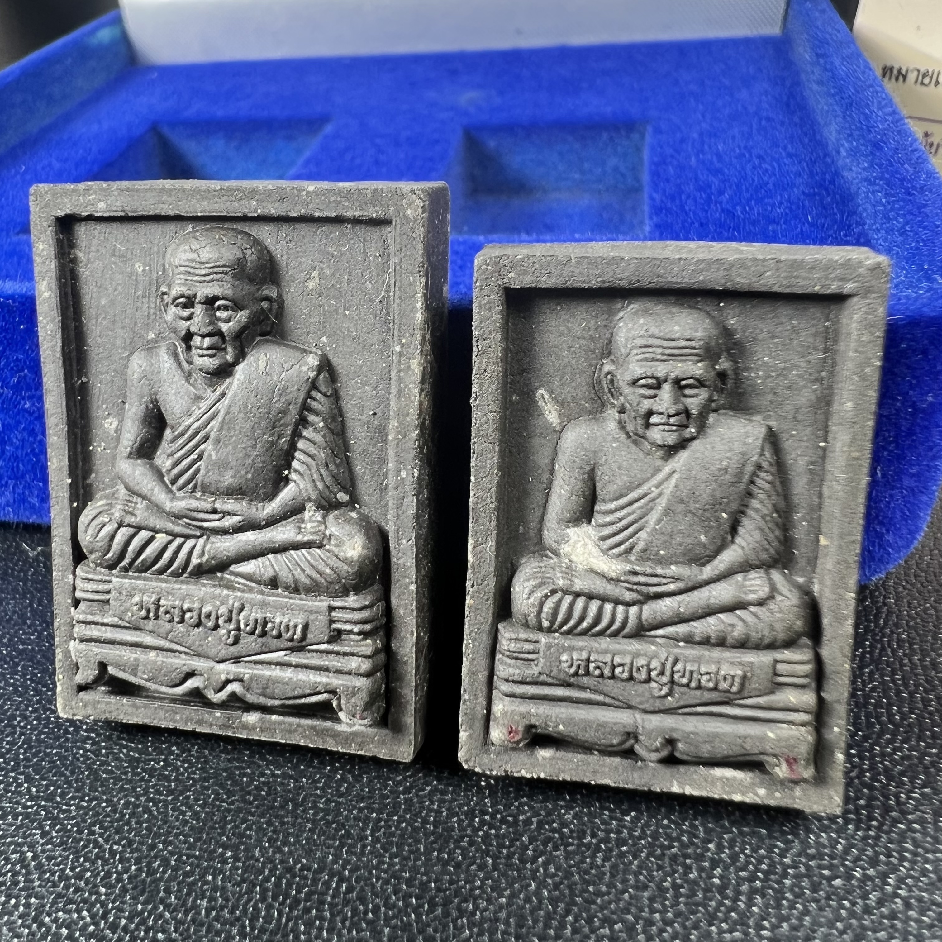 พระหลวงปู่ทวด ภปร. ปี 2547 พิมพ์สี่เหลี่ยมใหญ่-เล็ก(2องค์)เนื้อว่านดำหลัง ภปร. เงิน(หายาก1ใน1999ชุด)พิธีใหญ่ มวลสารดี ปลุกเสกวัดพระแก้ว