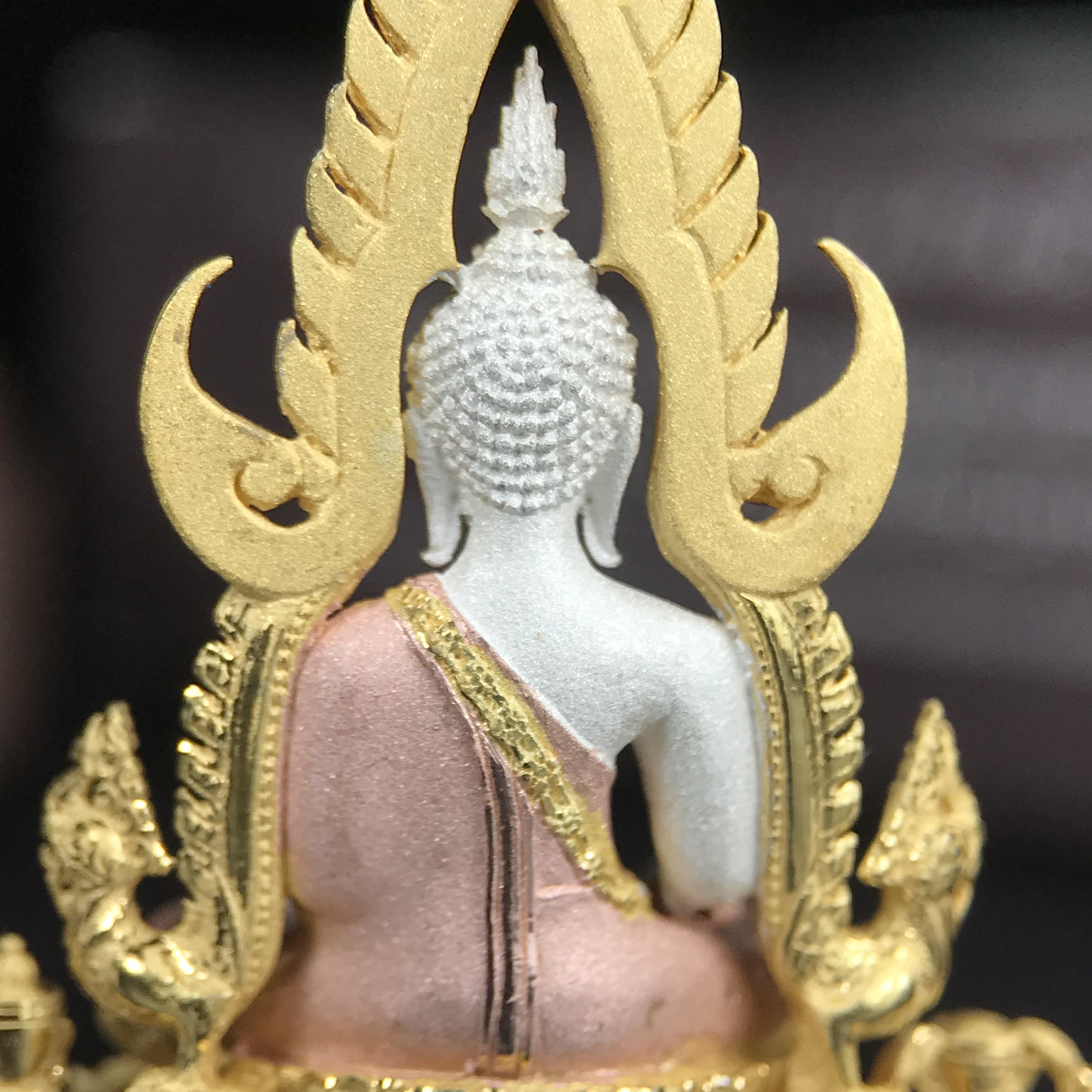 พระพุทธชินราช ภปร. โครงการ "เพราะแผ่นดินนี้ คือ แผ่นดินเกิด" ปี 2548(รุ่นแรก) ลอยองค์เนื้อเงินสามกษัตริย์ หน้าตัก 1/2 นิ้ว (ขนาด 3.5 x 2.5 ซม.) พุทธศิลป์งดงามทรงคุณค่า รุ่นยอดนิยม