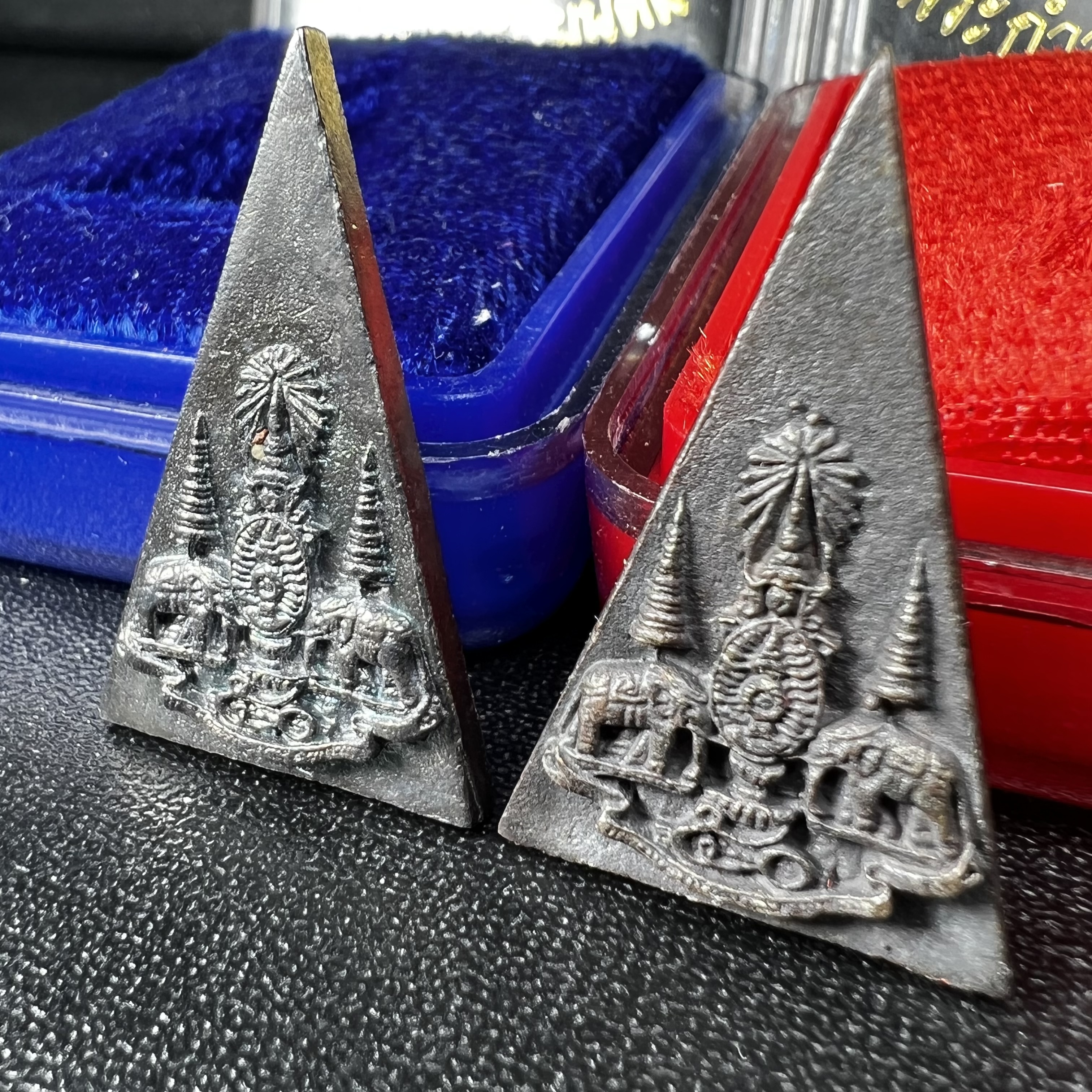 พระกำลังแผ่นดิน (สมเด็จจิตรลดา2) จัดสร้างเฉลิมพระเกียรติ ร.9 ครองราชย์ 50 ปี 2539 เนื้อเงิน+เนื้อนวโลหะ(สร้างน้อยหายาก)พร้อมกล่องบรรจุเดิม(1ใน2539องค์)