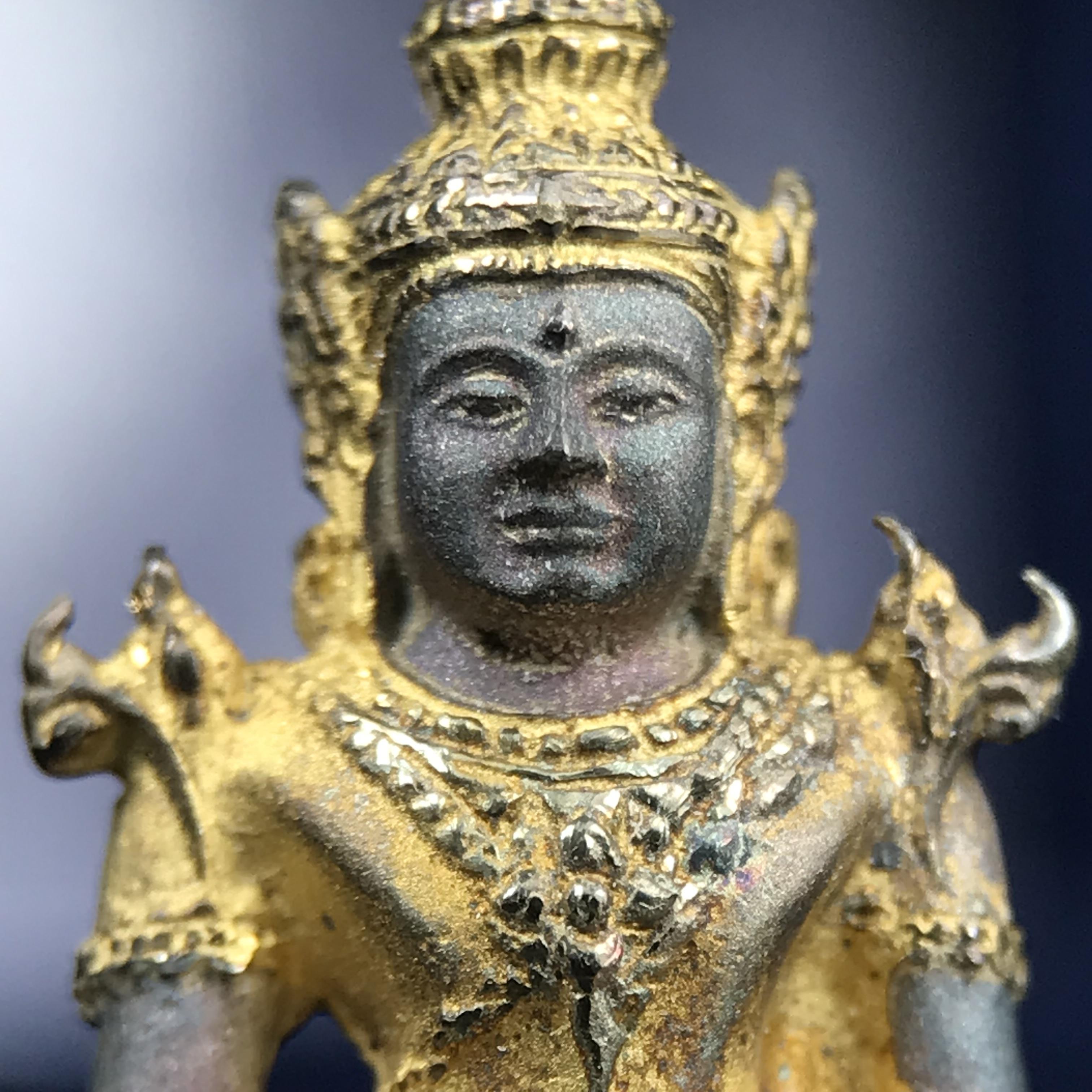 พระแก้วมรกต ภปร. ปี 2547 จัดสร้างโดยโรงพยาบาลภูมิพลอดุลยเดช เนื้อเงิน(3 กษัตริย์) ลอยองค์ หน้าตัก 1/2 นิ้ว สูง 3.7 ซม.พิธีมหามังคาภิเษก ณ พระอุโบสถวัดพระศรีรัตนศาสดาราม(วัดพระแก้ว) งดงามทรงคุณค่าอีกหนึ่งรุ่นยอดนิยม หายาก(องค์หมายเลข ๑๔๖๖)ผิวเดิมติดรุ้งสวย