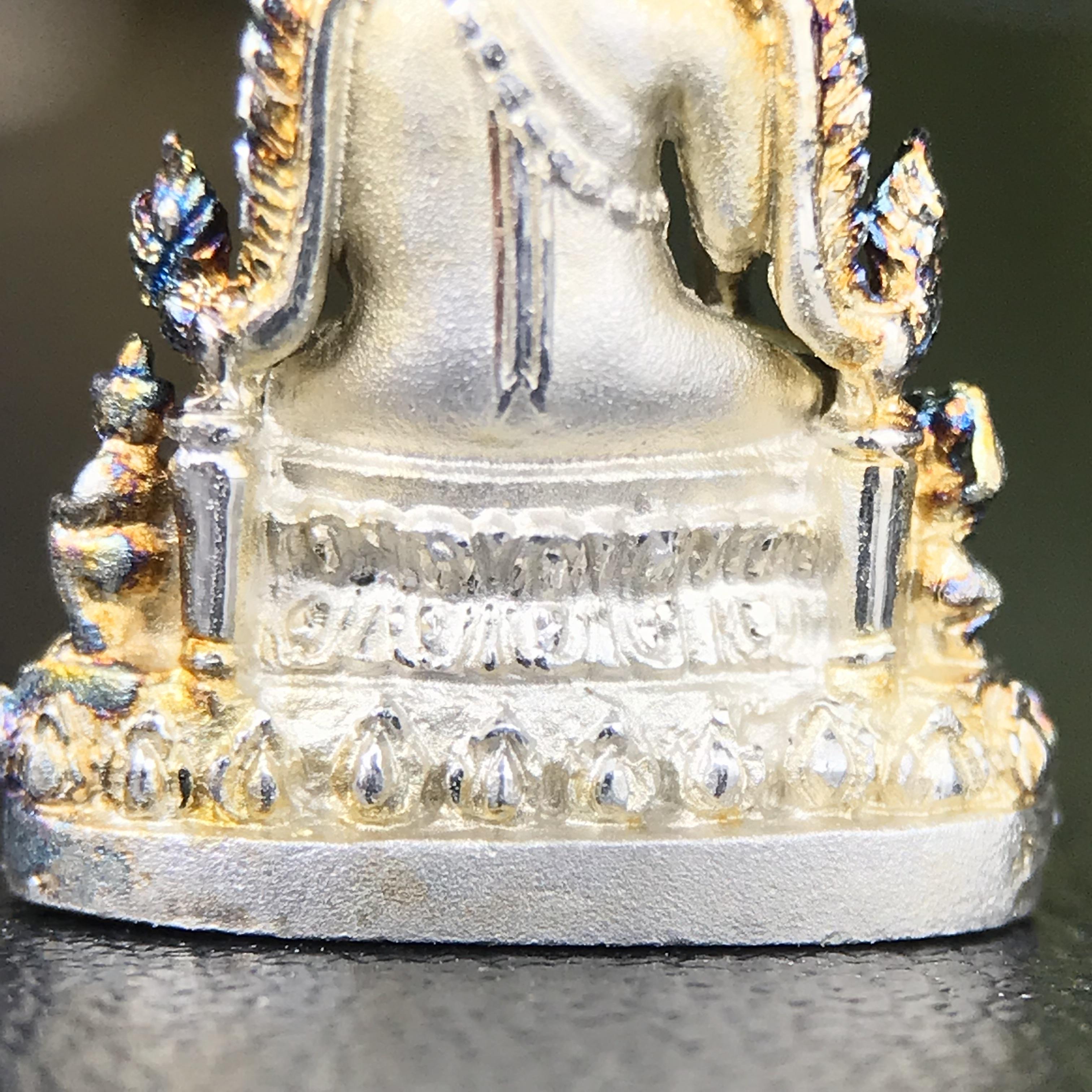 พระพุทธชินราช ภปร. 84 พรรษา พิมพ์เล็กขนาดหน้าตัก 1/4 นิ้ว(สูง 2.0 ซม.)เนื้อเงินชุบทองคำขาว (สภาพผิวเดิมสวย ขึ้นสีรุ้งธรรมชาติ แบบนิยม สวยมาก)(พระราชทานมวลสาร จิตรลดาและเส้นพระเจ้า(เส้นผม))พุทธศิลป์ทรงคุณค่าอีกหนึ่งรุ่นยอดนิยม