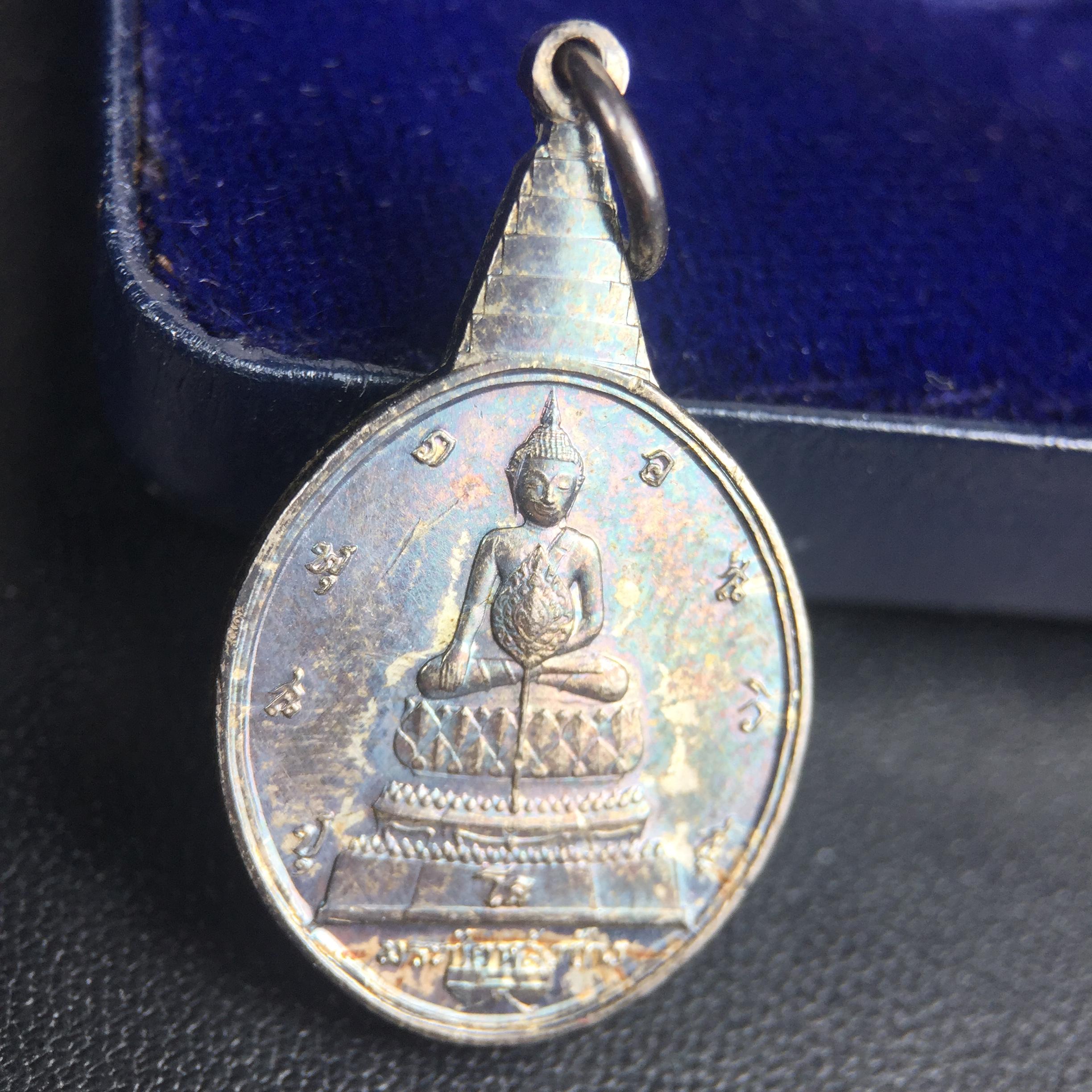 เหรียญพระชัยหลังช้าง ภปร. ครบ 5 รอบ ในหลวงรัชกาลที่9 พ.ศ.2530 พิมพ์เล็ก เนื้อเงิน(หนัก 2 สลึง)(สภาพผิวเดิมขึ้นสีรุ้งธรรมชาติสวยมาก)หายาก สภาพสวยเดิมพร้อมกล่องบรรจุเดิมครบสมบูรณ์(พิธีใหญ่ รุ่นยอดมนิยม)