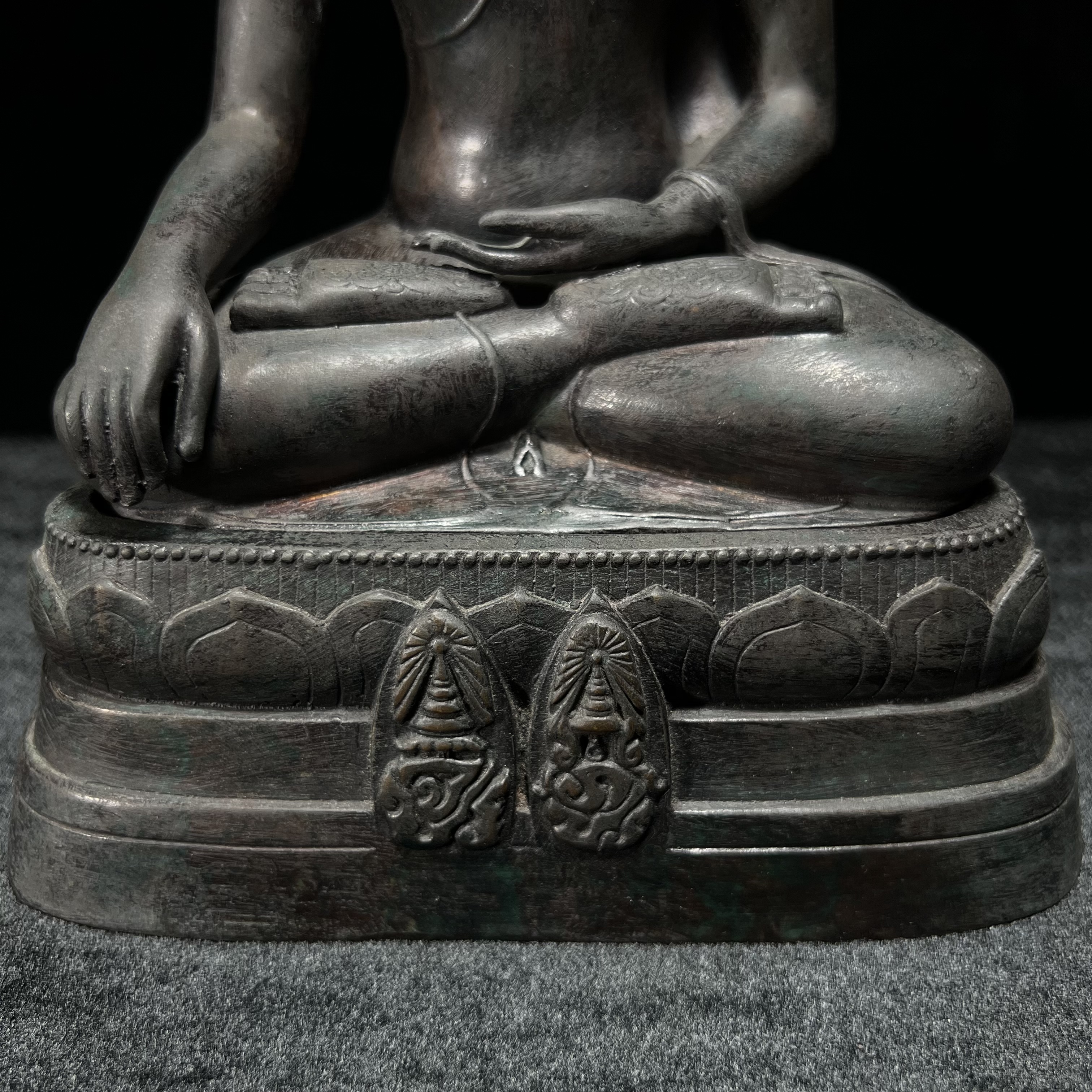 พระพุทธนรสีห์ จปร.+ภปร. ครบรอบ 100 ปี ธนาคารไทยพาณิชย์ ปี 2550 พระบูชาหน้าตัก 5 นิ้ว 2 ถอด(พร้อมตลับพระธาตุ) สมเด็จพระเทพรัตนราชสุดาฯ เสด็จเป็นองค์ประธานในพิธีเททอง(พุทธศิลป์งดงาม)ด้านหน้าฐานประดับด้วยตราสัญลักษณ์พระปรมาภิไธยย่อ