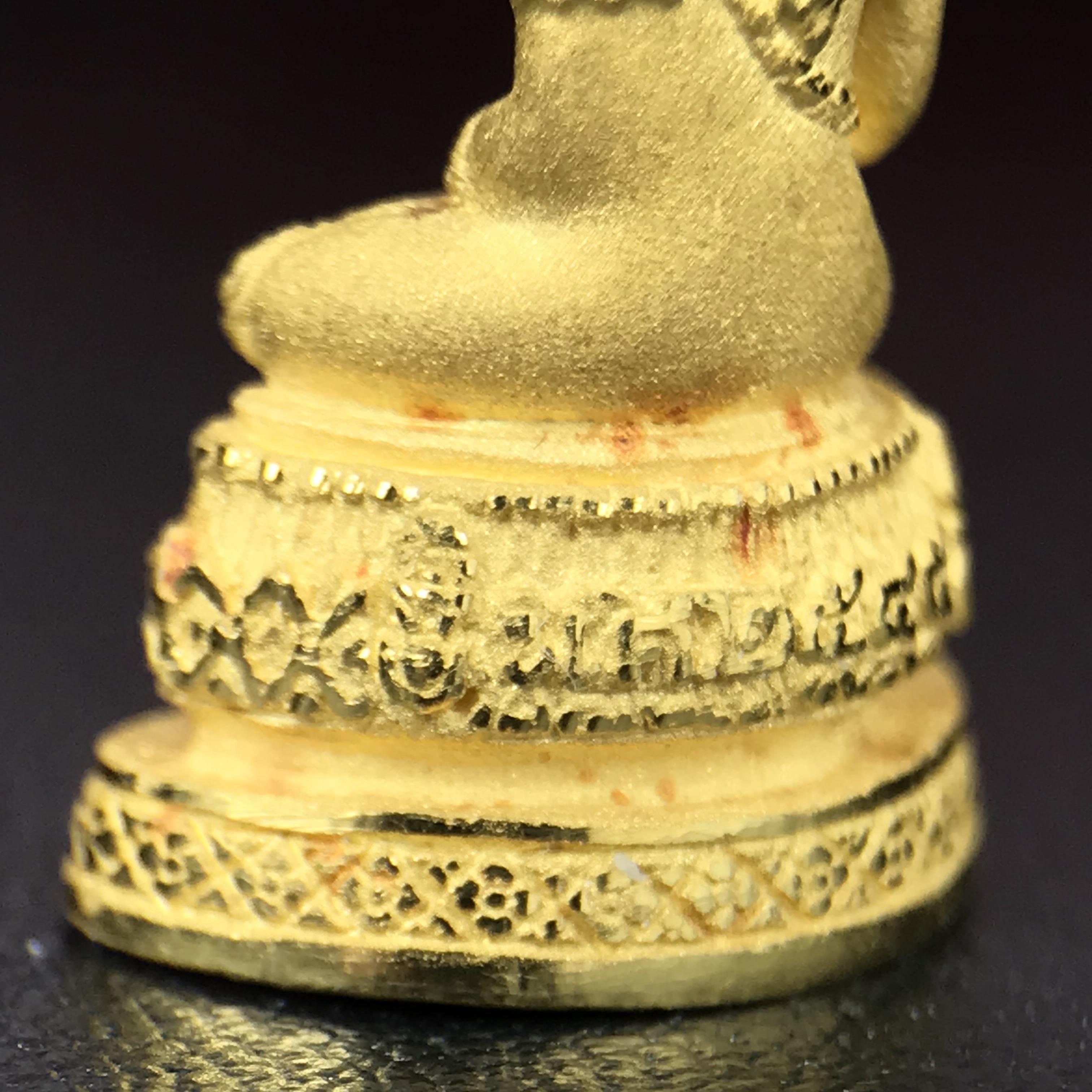 พระแก้วมรกต ภปร.(รุ่นแรก) ปี2545 รุ่นฉลองกรุงรัตนโกสินทร์ครบ 220 ปี พิมพ์ลอยองค์เล็ก เนื้อทองคำบริสุทธิ์ 96.5%(6.5กรัม) ขนาด 10*19 มม.ครบสมบูรณ์(องค์หมายเลข ๙๙)(หมายเลขมงคลเจริญก้าวหน้าในทุกๆด้าน)สุดยอดมงคลแผ่นดินที่ควรเก็บรักษา บูชาเป็นมงคลชีวิต(หายาก)