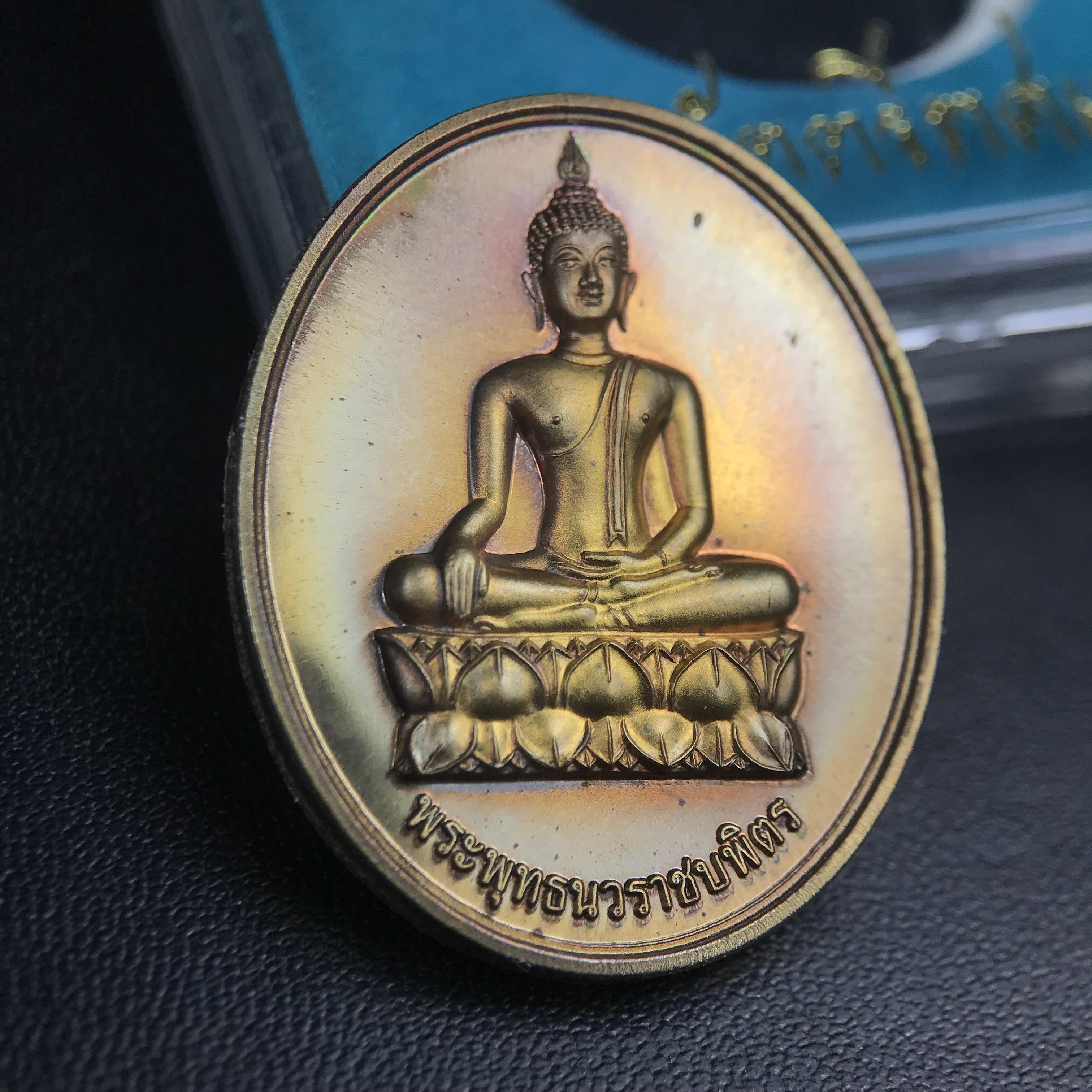 พระพุทธนวราชบพิตร ภปร. ที่ระลึก 7รอบ 84พรรษา ในหลวงรัชกาลที่ 9 วัดตรีทศเทพ จัดสร้าง พ.ศ. 2554 เหรียญเนื้อนวโลหะสภาพสวยกล่องเดิมครบ ตอกโค๊ตและหมายเลข ๓๑๑ (1 ใน 999 เหรียญ)หายากพบเจอน้อยมาก***นิมิตหมายแห่งคุณพระรัตนตรัย และความผูกพันระหว่างพระมหากษัตริย์กับ