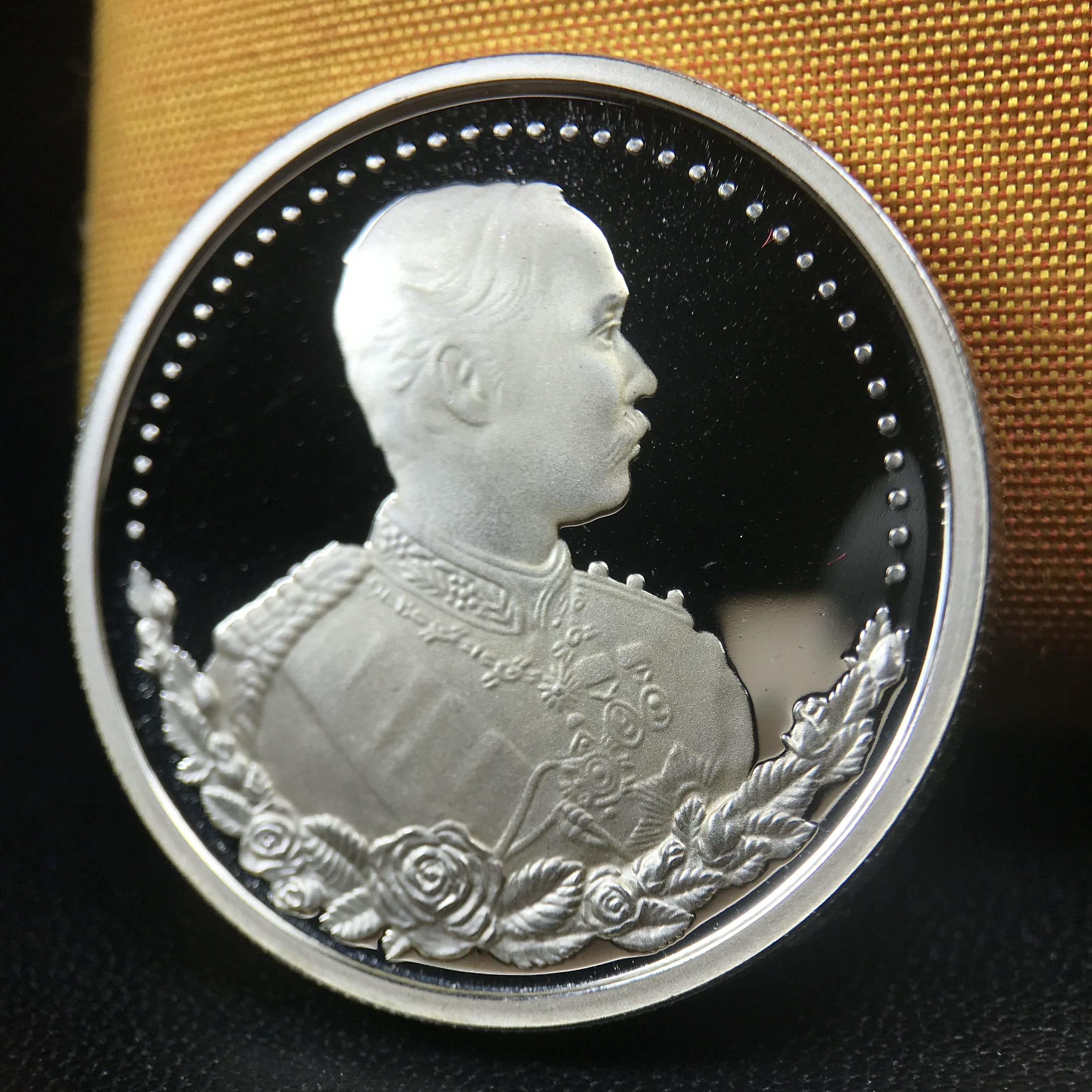 เหรียญรัชกาลที่ 5 หลัง 12 นักษัตริย์ รุ่นมหาลาภ ปี 2539 เนื้อเงินขัดเงา บล็อกนอก(เพิร์ธ)ออสเตรเรีย ขนาด 3.2 ซ.ม. กล่องบรรจุเดิมครบสมบูรณ์สวยงาม พิธีพุทธาภิเษก ณ.พระอุโบสถ วัดพระแก้ว สมเด็จพระญาณสังวร สมเด็จพระสังฆราช เป็นประธานพิธี