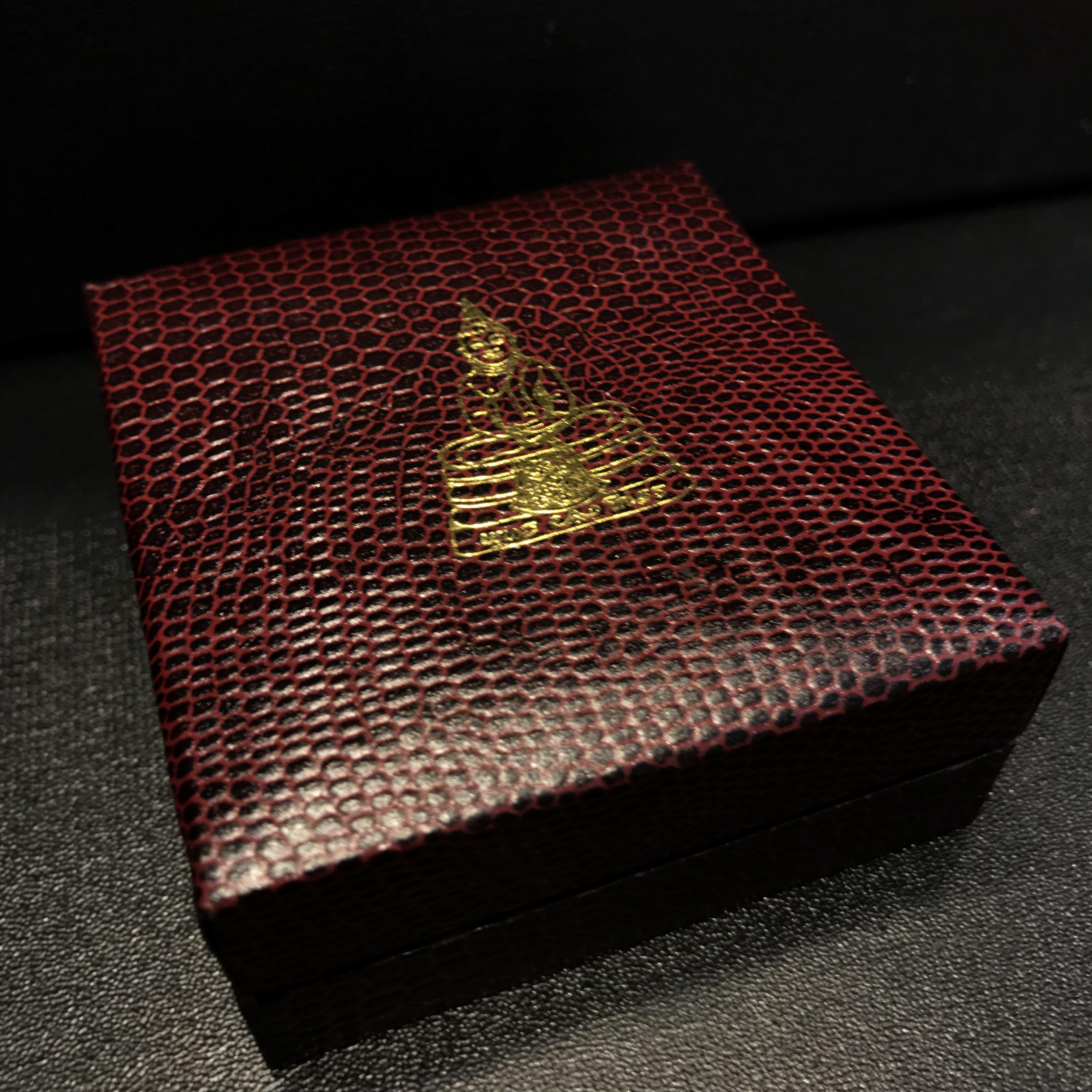 พระพุทธโสธร(หลวงพ่อโสธร) เนื้อเงินสามกษัตริย์ รุ่นสร้างอุโบสถ งานแพรนด้าจิวเวลลี่ พร้อมกล่องเดิม พ.ศ.2539