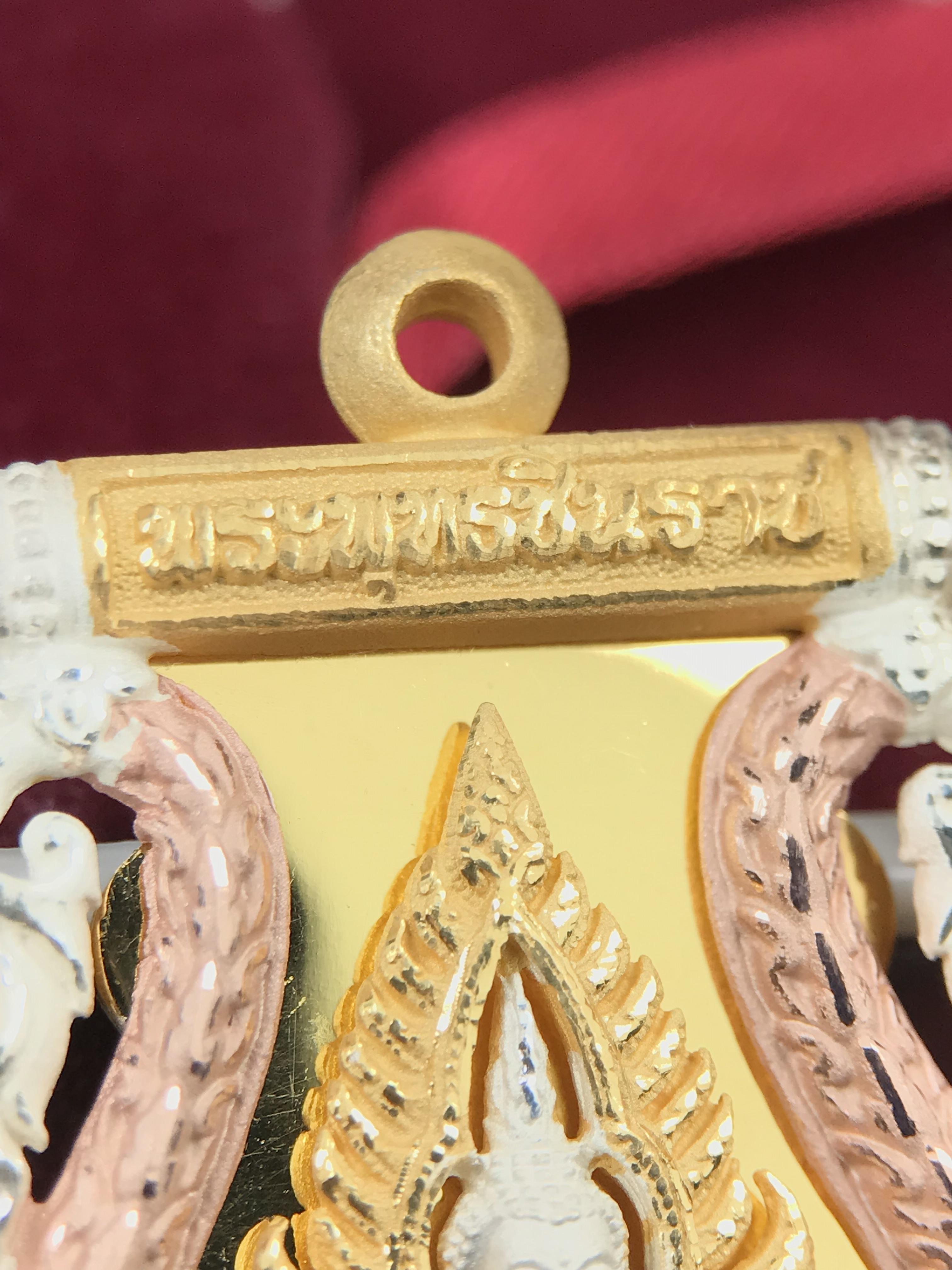 พระพุทธชินราช รุ่น ประวัติศาสตร์ มูลนิธิเพื่อตำรวจไทยจัดสร้าง ปี 2562 เนื้อเงินชุบสามกษัตริย์ขัดเงา พิมพ์เหรียญเสมาฉลุลาย พระพุทธชินราช อินโดจีน(ขนาดสูง 3.7ซม.(ไม่รวมห่วง))(สภาพสวยซีนซองเดิม กล่องบรรจุเดิมครบสมบูรณ์)(องค์หมายเลข 20)(1 ใน 999 เหรียญ)หายาก