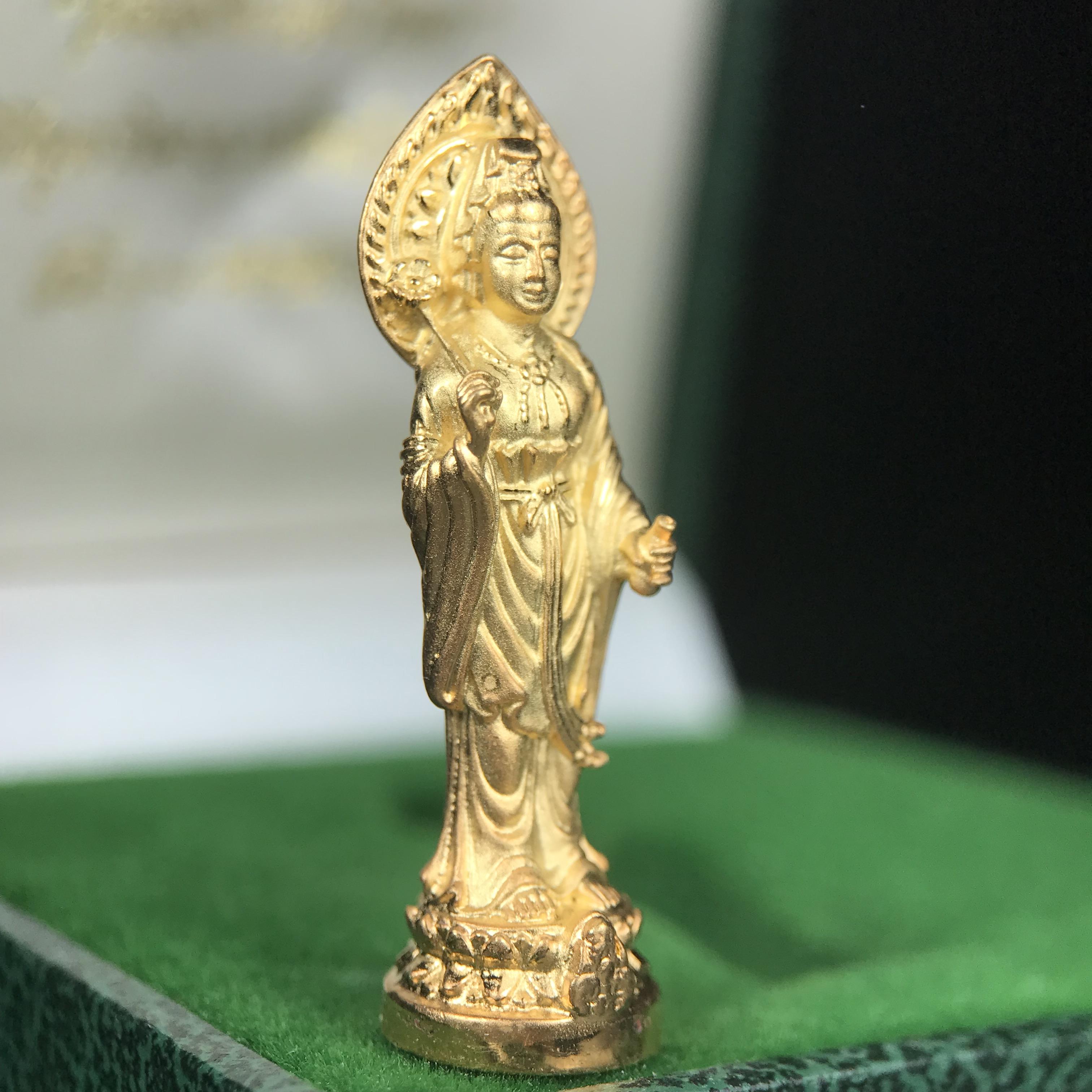 พระโพธิสัตว์อวโลกิเตศวร (เจ้าแม่กวนอิม) รุ่นฉลองปีกาญจนาภิเษก ปี 2540 เนื้อชุบทอง กะไหล่ทอง พ่น ทราย(สวยดุจทองคำ) เทศบาลนครหาดใหญ่จัดสร้างถวายเฉลิมพระเกียรติพระบาทสมเด็จพระเจ้าอยู่หัวทรงครองสิริราชสมบัติครบ 50 ปี(สภาพสวยเดิมพร้อมกล่องบรรจุเดิม)หายาก