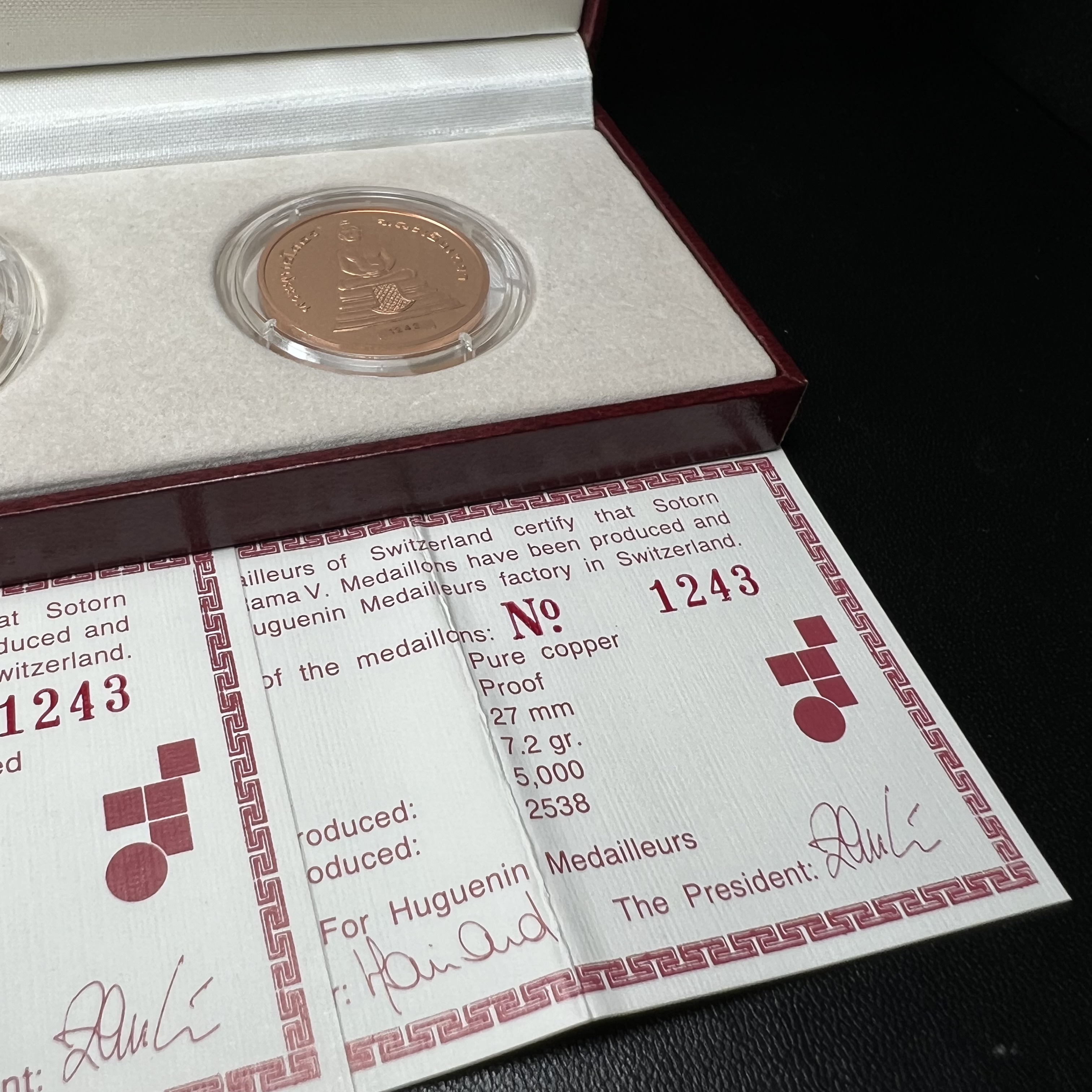 เหรียญพระพุทธโสธร-สมเด็จพระปิยมหาราช รุ่นกาญจนาภิเษก วัดสุทัศน์เทพวราราม ปี2538 ครบชุดสามกษัตริย์ 1 ชุดมี 3 เนื้อ (เงินขัดเงา+กะไหล่ทองขัดเงา+ทองแดงบริสุทธิ์ขัดเงา) ขนาด 27 มม. ครบชุดพิมพ์ใหญ่หมายเลขเดียวกันพร้อมกล่องและใบรับรองเดิม(1ใน 2000 ชุดหายาก)