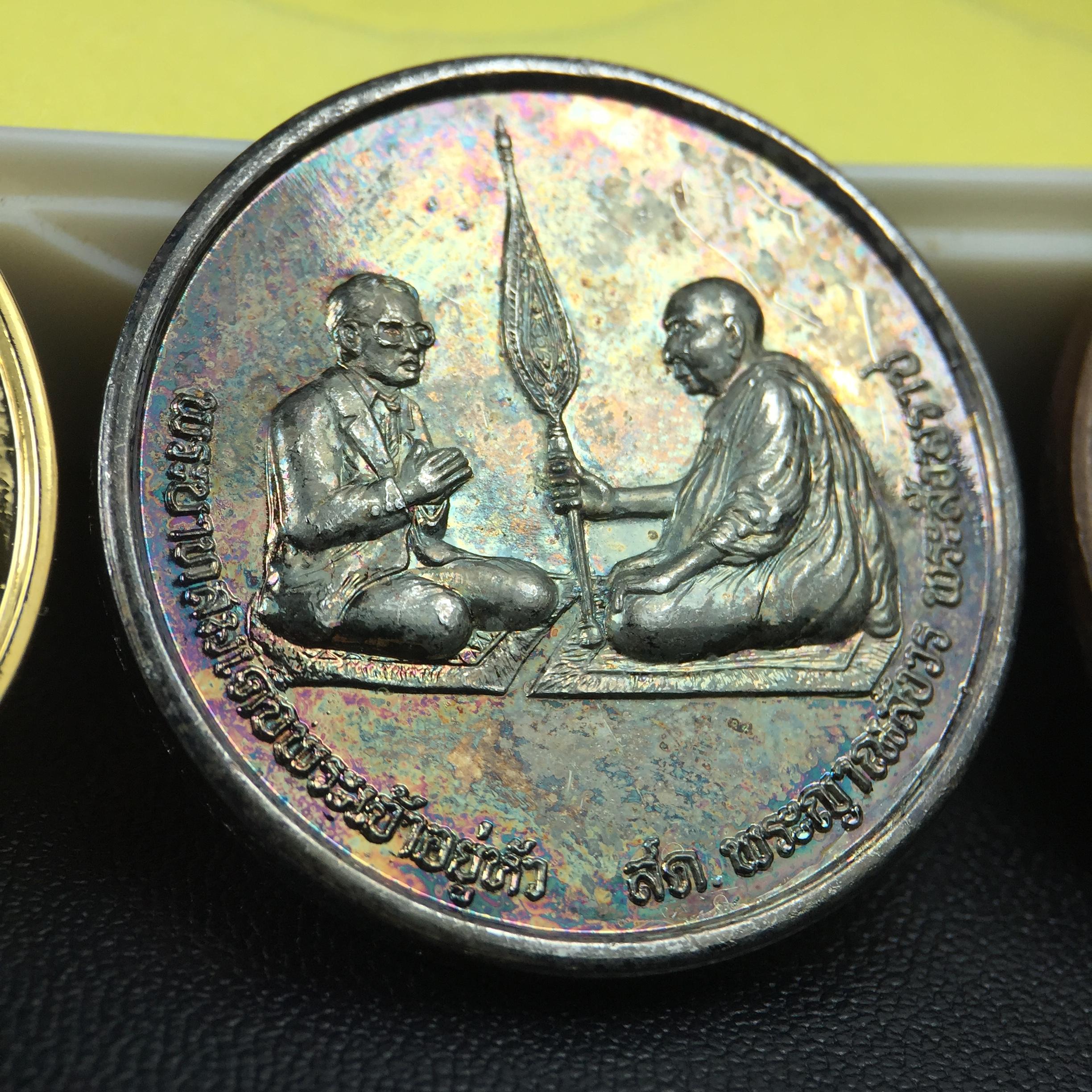 เหรียญสนทนาธรรม ในหลวงรัชกาลที่ 9 สมเด็จพระญาณสังวร หลังพระสยามเทวาธิราช ปี 2543 วัดบวรนิเวศวิหาร ชุดกรรมการ(เนื้อกะไหล่ทอง+กะไหล่เงิน+ทองแดงรมน้ำตาล)พร้อมกล่องบรรจุเดิม(ชุดหายาก สภาพผิวกะไหล่เดิมจากผู้จัดสร้าง ผิวขึ้นรุ้งธรรมชาติสวยจัด แชมป์ๆ)1 ใน 343ชุด