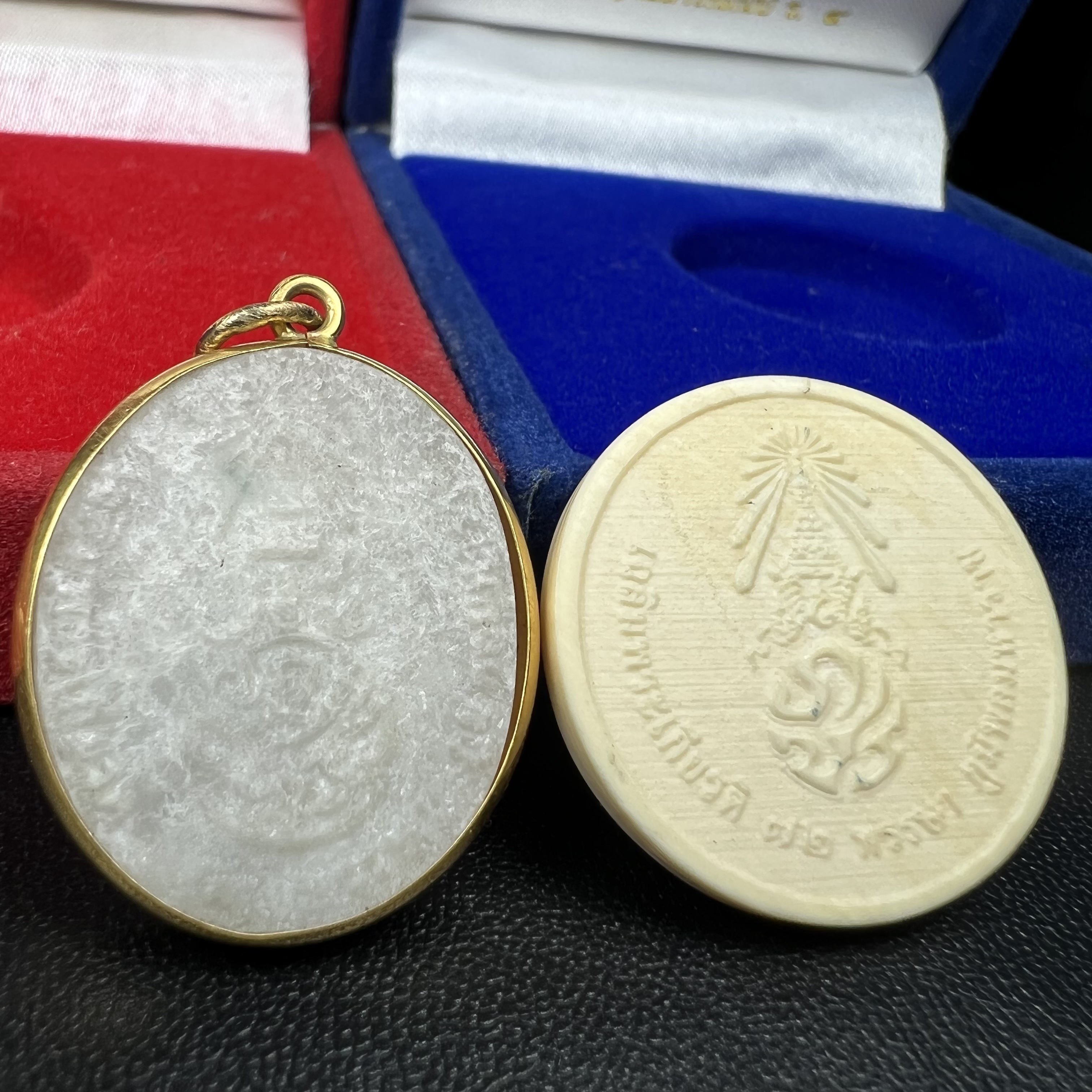 พระบรมฉายาลักษณ์ ร.9 เหรียญหยกรูปไข่เลี่ยมทองคำแท้(งานเลี่ยมเดิมจากผู้จัดสร้าง)+พระบรมฉายาลักษณ์ เหรียญคชสารหมื่นปี ร.9 หน้ากากทองคำ เฉลิมพระเกียรติ 72 พรรษา ภูมิพลมหาราช ปี 2542(1ชุด2องค์)(อีกหนึ่งวัตถุมงคลที่ระลึกของพระองค์ท่านที่พบเจอหายากมากในปัจุบัน)