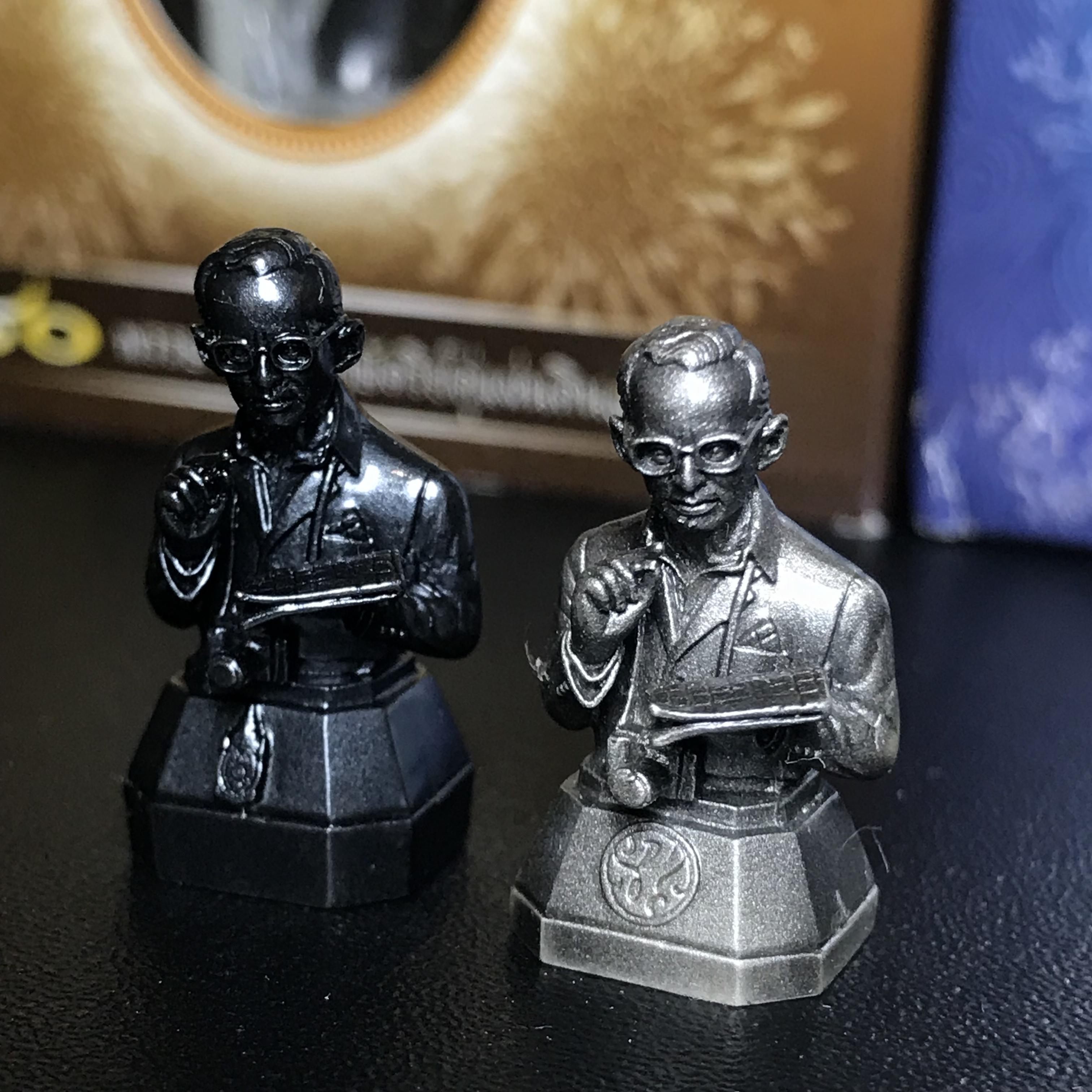 พระบรมรูปพระบาทสมเด็จพระเจ้าอยู่หัว(ทรงงาน)ตราสัญลักษณ์ 80 พรรษา รุ่นเย็นศิระเพราะพระบริบาลปี2550 เนื้อนวโลหะ+พระบรมรูปพระบาทสมเด็จพระเจ้าอยู่หัว(ทรงงาน)ตรา ภ.ป.ร. รุ่นเพราะแผ่นดินนี้คือแผ่นดินเกิด ปี2551 ขนาดสูง 1 นิ้ว เนื้อบรอนซ์ชุบเงินรมดำ(รวม2องค์)