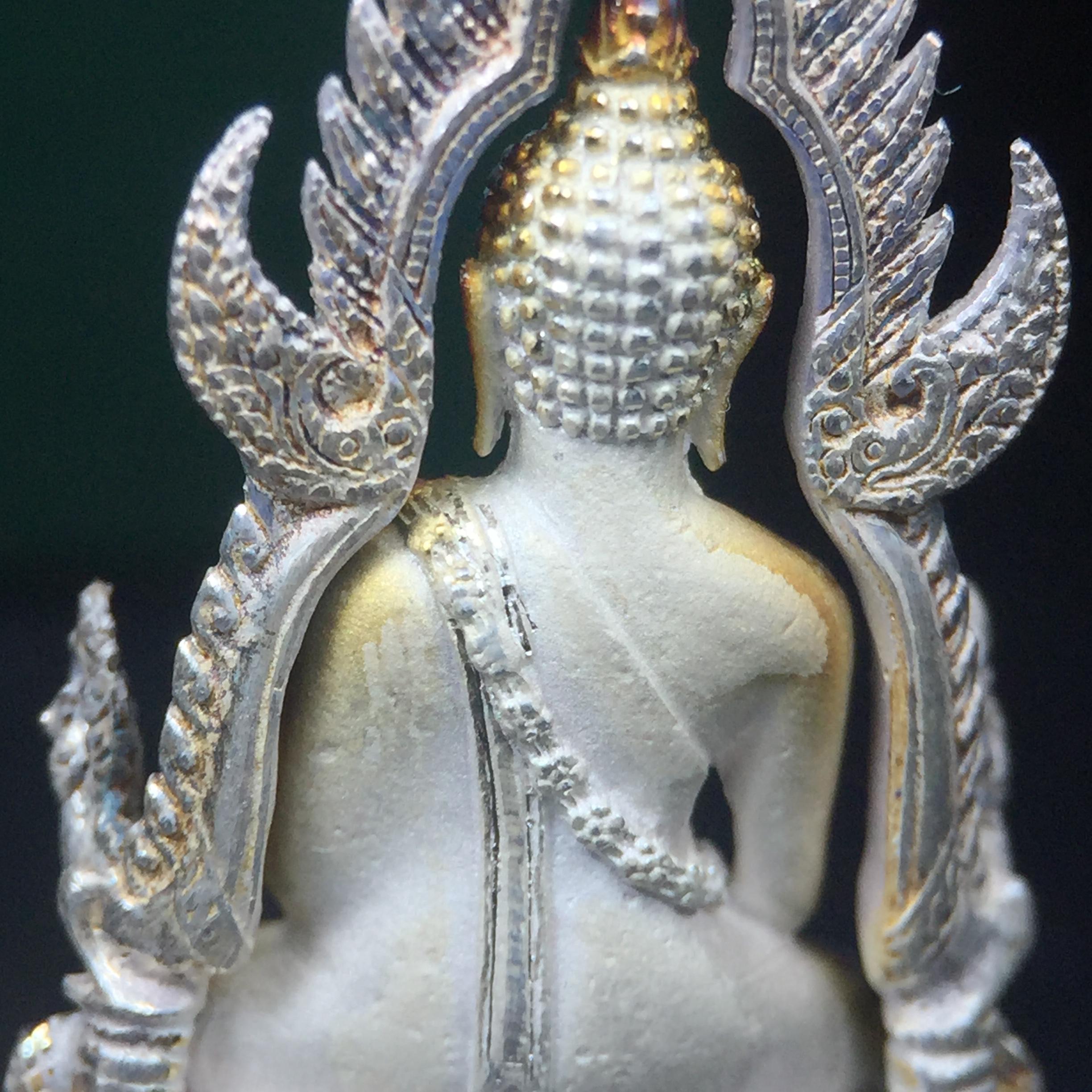 พระพุทธชินราช รุ่นมหาลาภ พิธีพุทธาภิเษกวัดพระศรีรัตนมหาธาตุวรมหาวิหาร จ.พิษณุโลก ปี 2540 เนื้อเงินบริสุทธิ์ 99.9% (นวลเงา)(สภาพผิวเดิมขึ้นสีรุ้ง สวยมากๆเสน่ห์พระเนื้อเงิน สีสันที่ธรรมชาติสรรค์สร้าง) พร้อมกล่องบรรจุเดิม (องค์หมายเลข 11411)(เลขกระจก)นิยม