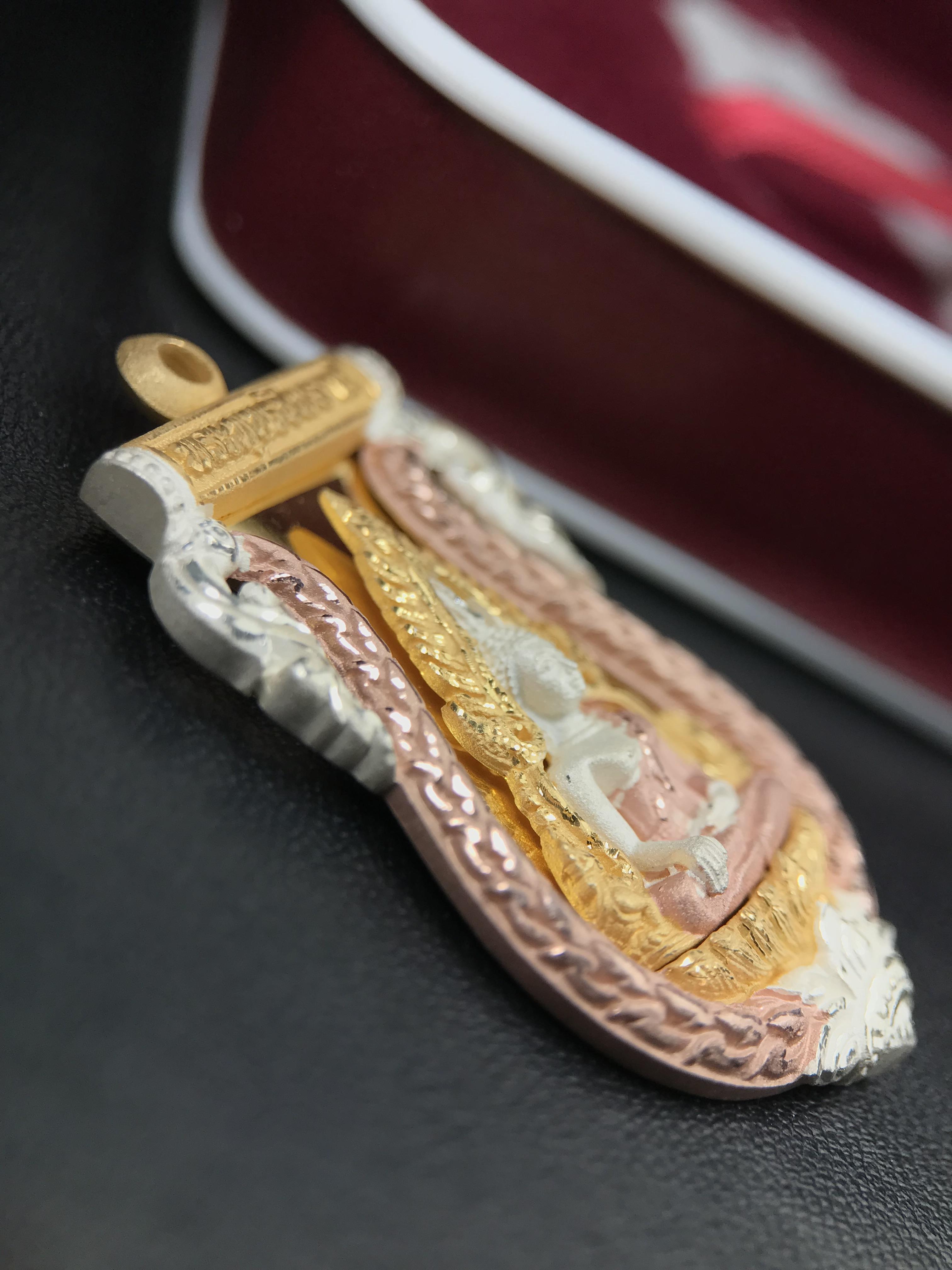 พระพุทธชินราช รุ่น ประวัติศาสตร์ มูลนิธิเพื่อตำรวจไทยจัดสร้าง ปี 2562 เนื้อเงินชุบสามกษัตริย์ขัดเงา พิมพ์เหรียญเสมาฉลุลาย พระพุทธชินราช อินโดจีน(ขนาดสูง 3.7ซม.(ไม่รวมห่วง))(สภาพสวยซีนซองเดิม กล่องบรรจุเดิมครบสมบูรณ์)(องค์หมายเลข 20)(1 ใน 999 เหรียญ)หายาก