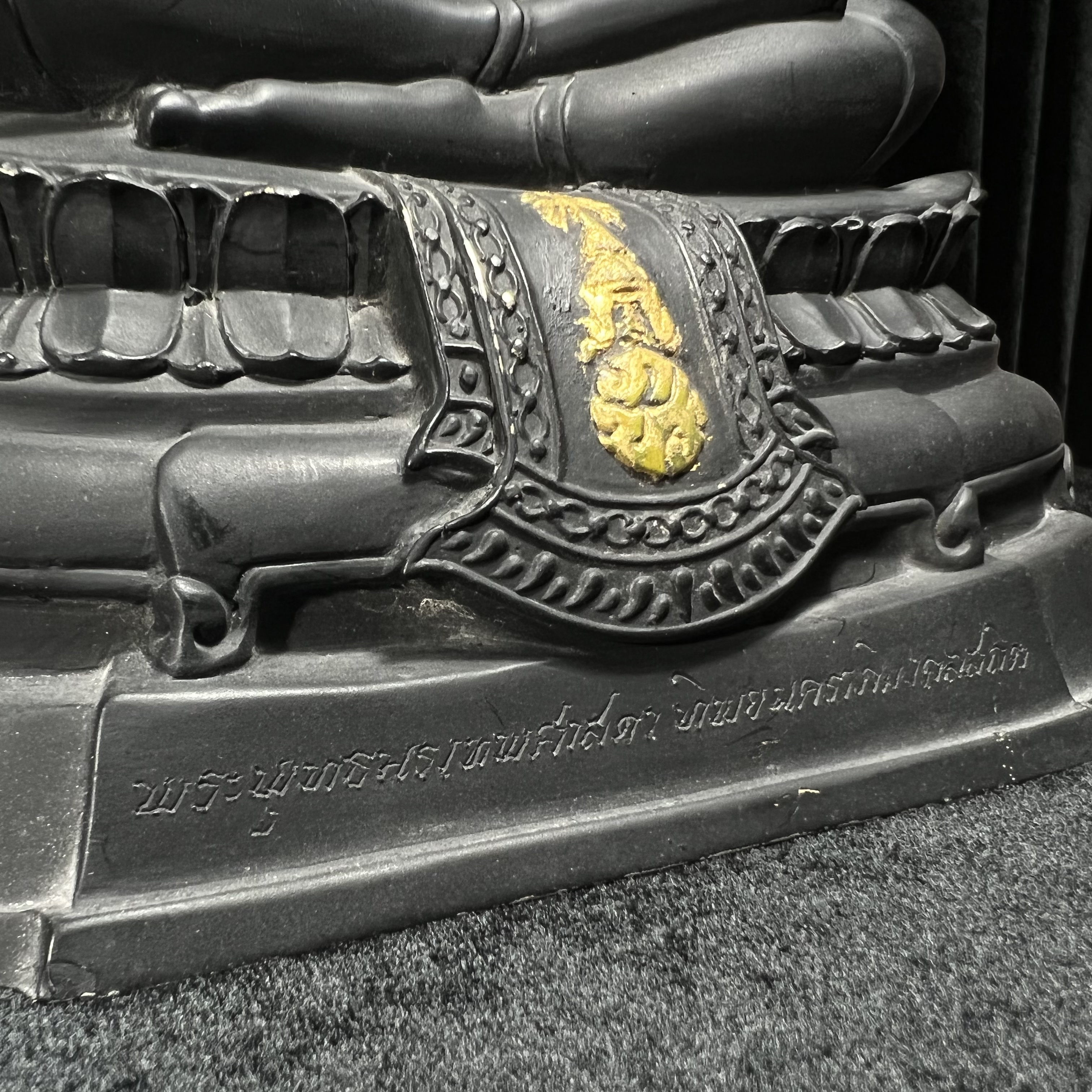 พระพุทธนรเทพศาสดา ทิพยนคราภิมงคลสถิต วัดไทยลอสแองเจลิส สหรัฐอเมริกา ฐาน ภปร. ปี 2522 หน้าตัก 5 นิ้ว เนื้อโลหะรมดำ (อีกหนึ่งพระพุทธ ชุด ภปร.ที่พบเจอและหายาก)ในหลวงรัชกาลที่ 9 เสด็จเททองหมายเลข 225(ผลรวมได้ 9 เลขมหามงคลเจริญก้าวหน้าในทุกด้าน) 1 ใน 2523 องค์