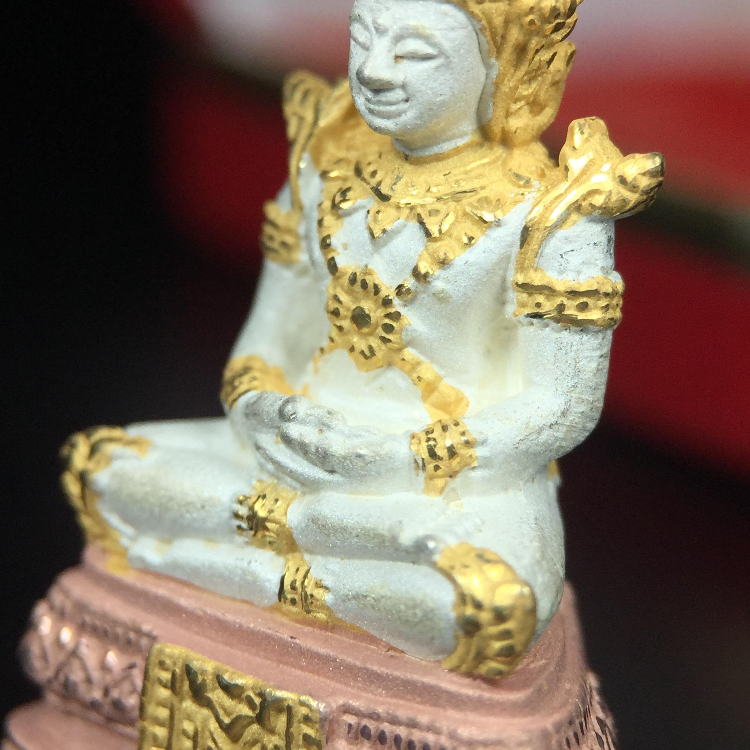 พระพุทธมหามณีรัตนปฏิมากร (พระแก้วมรกต) มหาจุฬาลงกรณราชวิทยาลัย(มจร.) วังน้อย พระนครศรีอยุธยา ปี 2543 พิธีมหาพุทธาภิเษก ณ วัดพระศรีรัตนศาสดาราม (วัดพระแก้ว) ในพระบรมมหาราชวัง เนื้อเงินสามกษัตริย์ (ตอกโค๊ตหมายเลข 181)